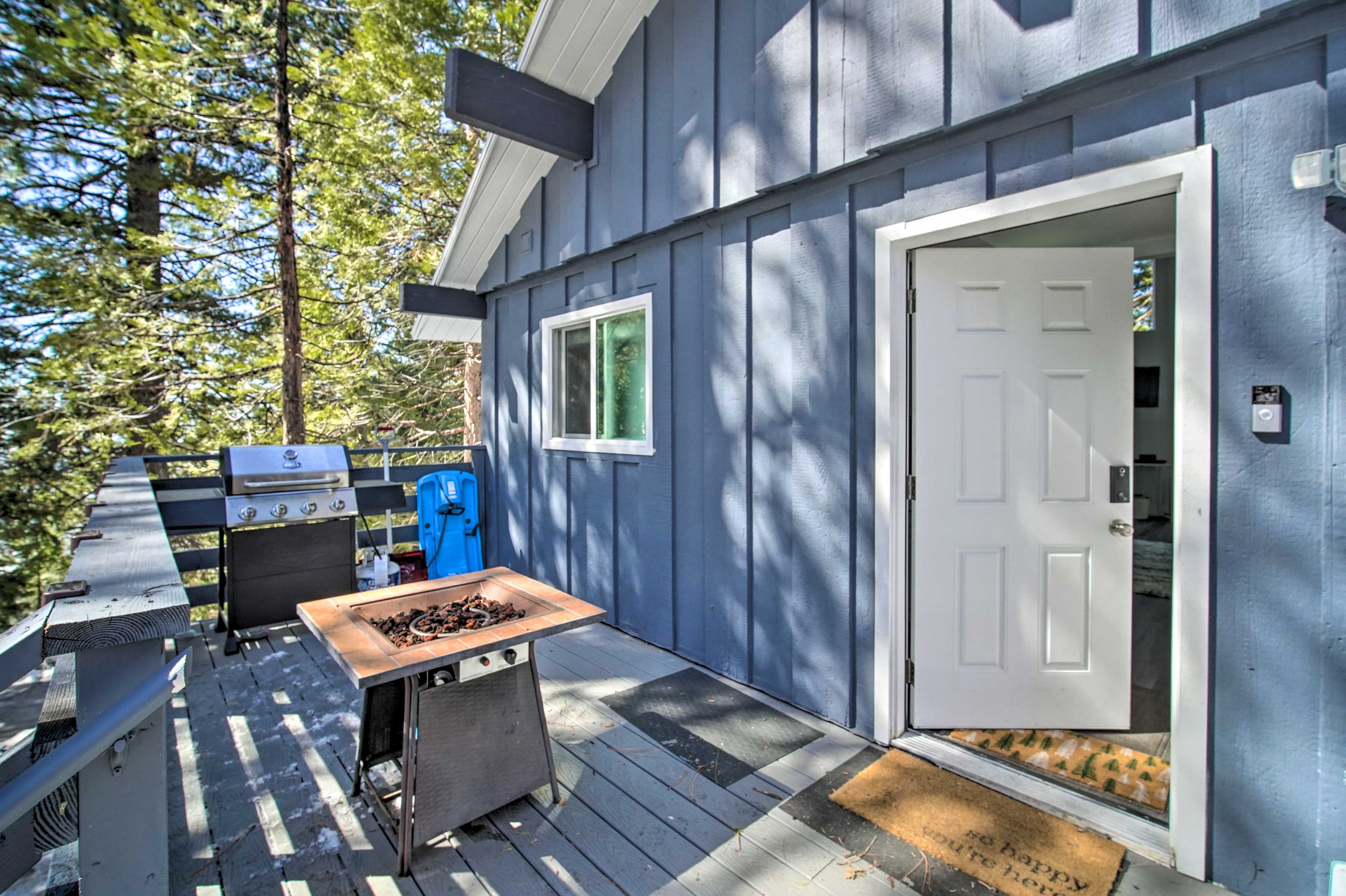Cabin Exterior | Gas Fire Pit & Grill