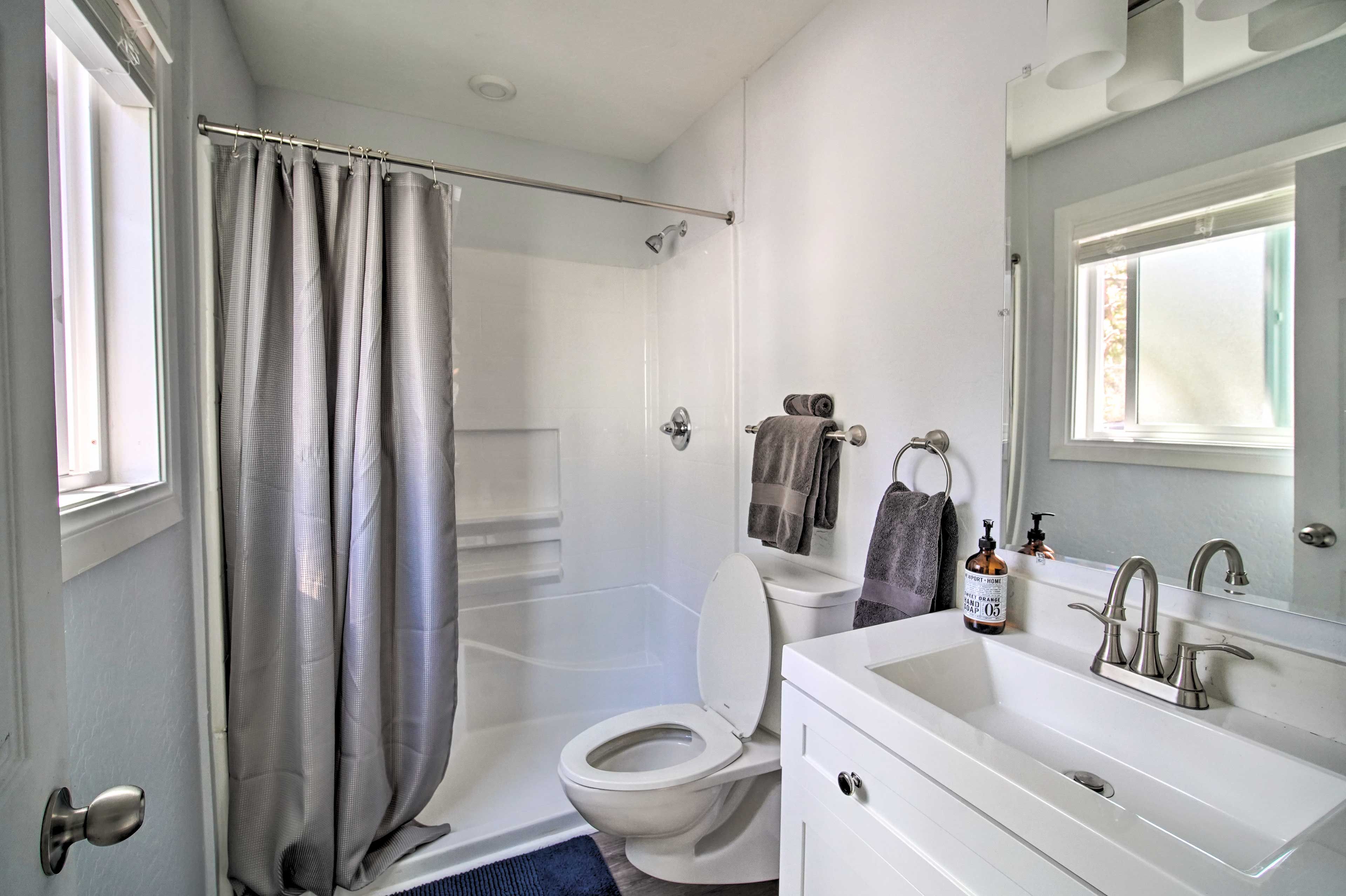 Full Bathroom | Walk-in Shower | Towels Provided
