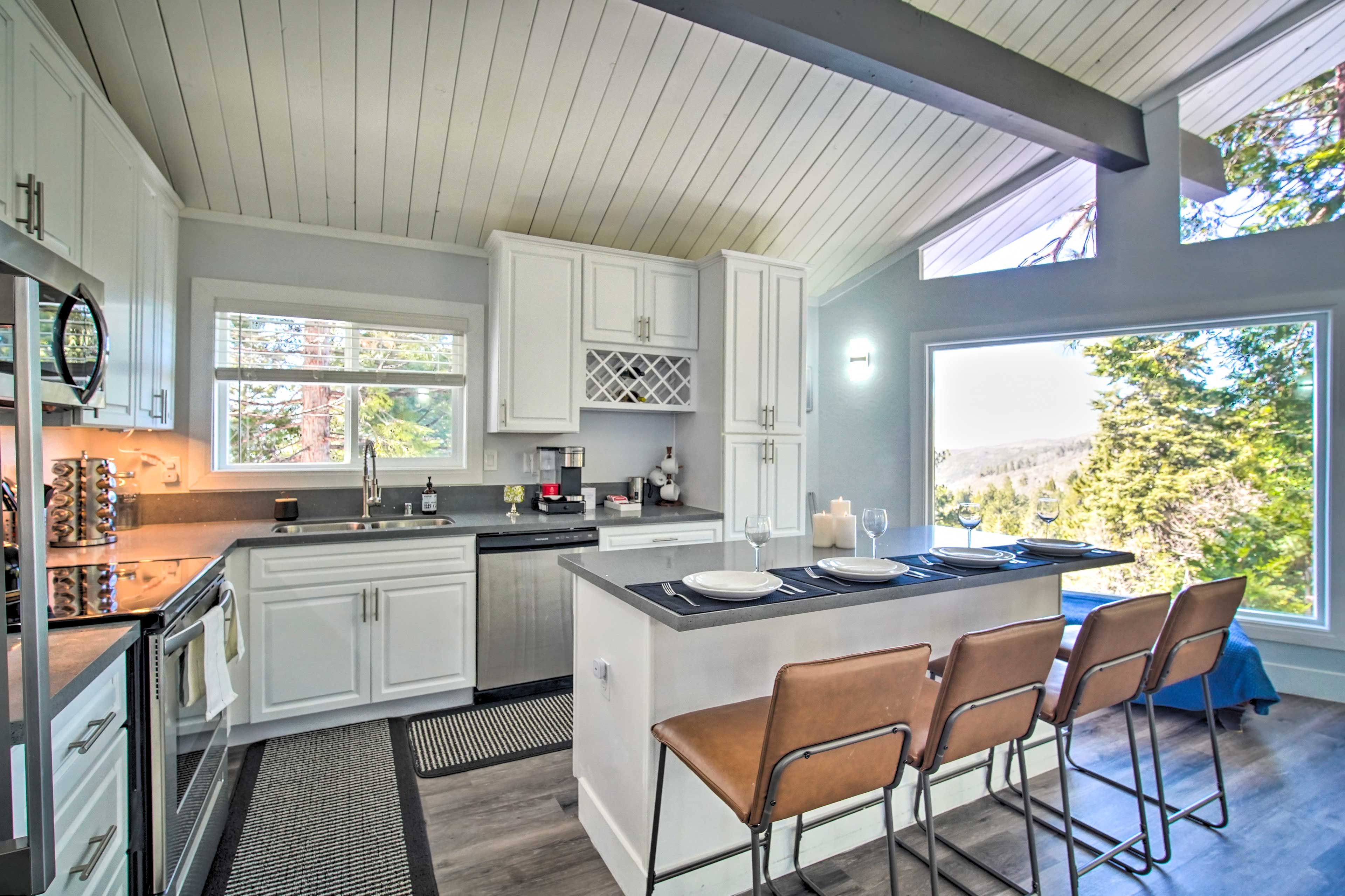 Fully Equipped Kitchen | Dishware & Flatware | 4-Person Island