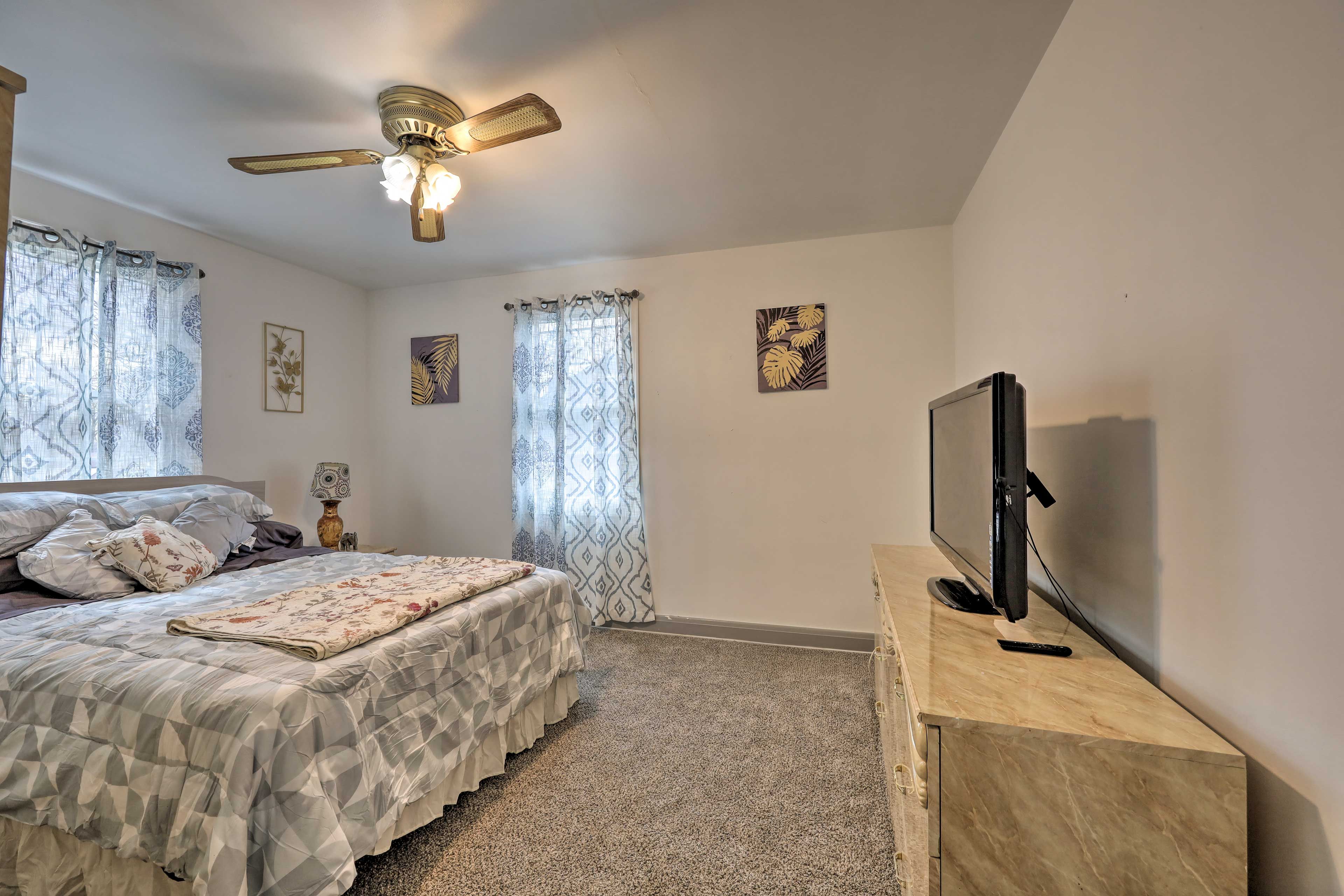 Bedroom 3 | Full Bed | Smart TV | Top Floor