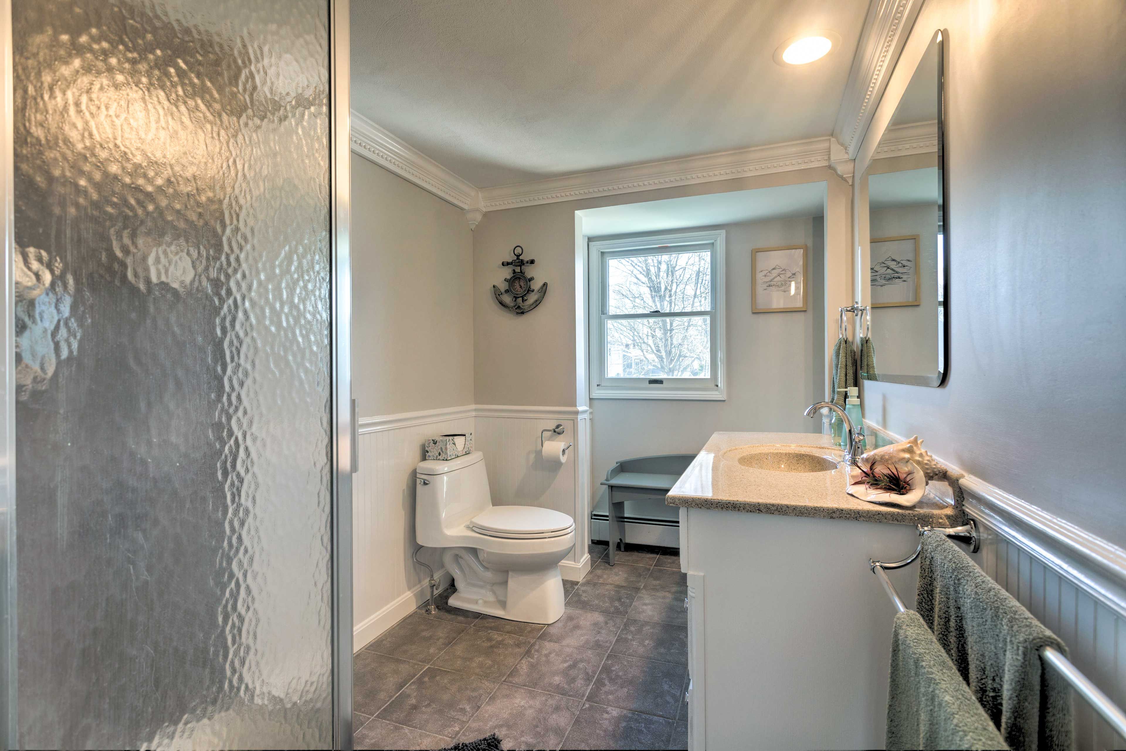 Full Bathroom | 2nd Floor | Complimentary Toiletries | Hair Dryer