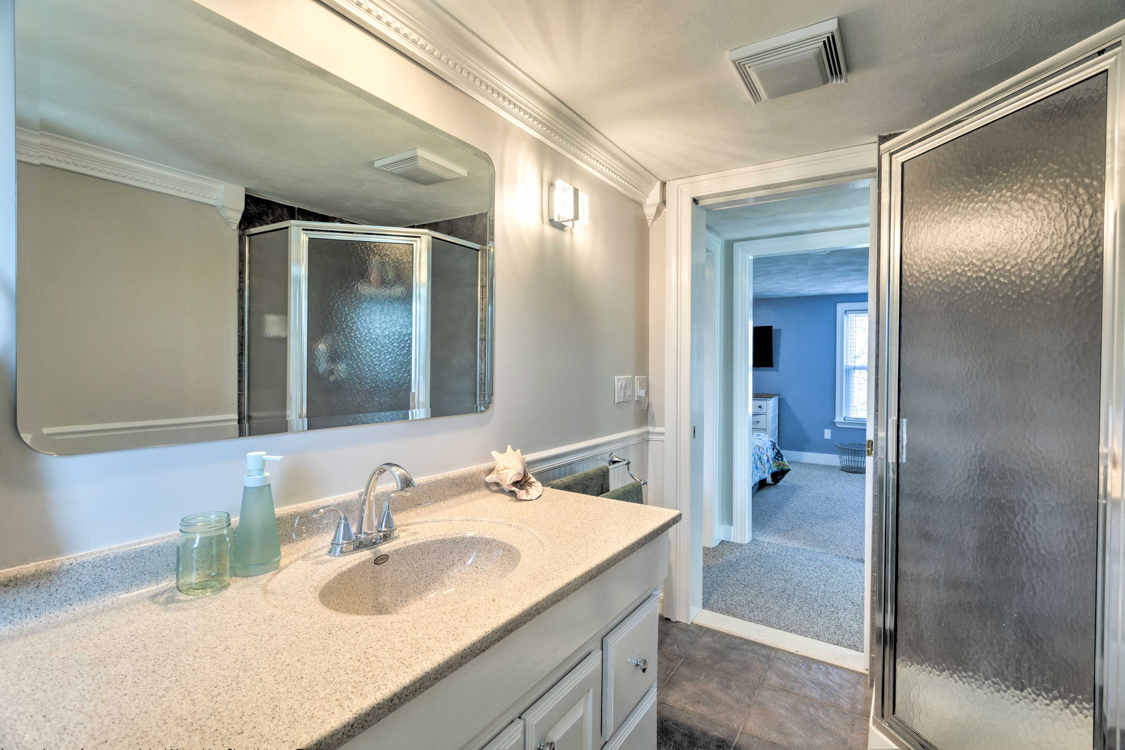 Full Bathroom | Towels Provided