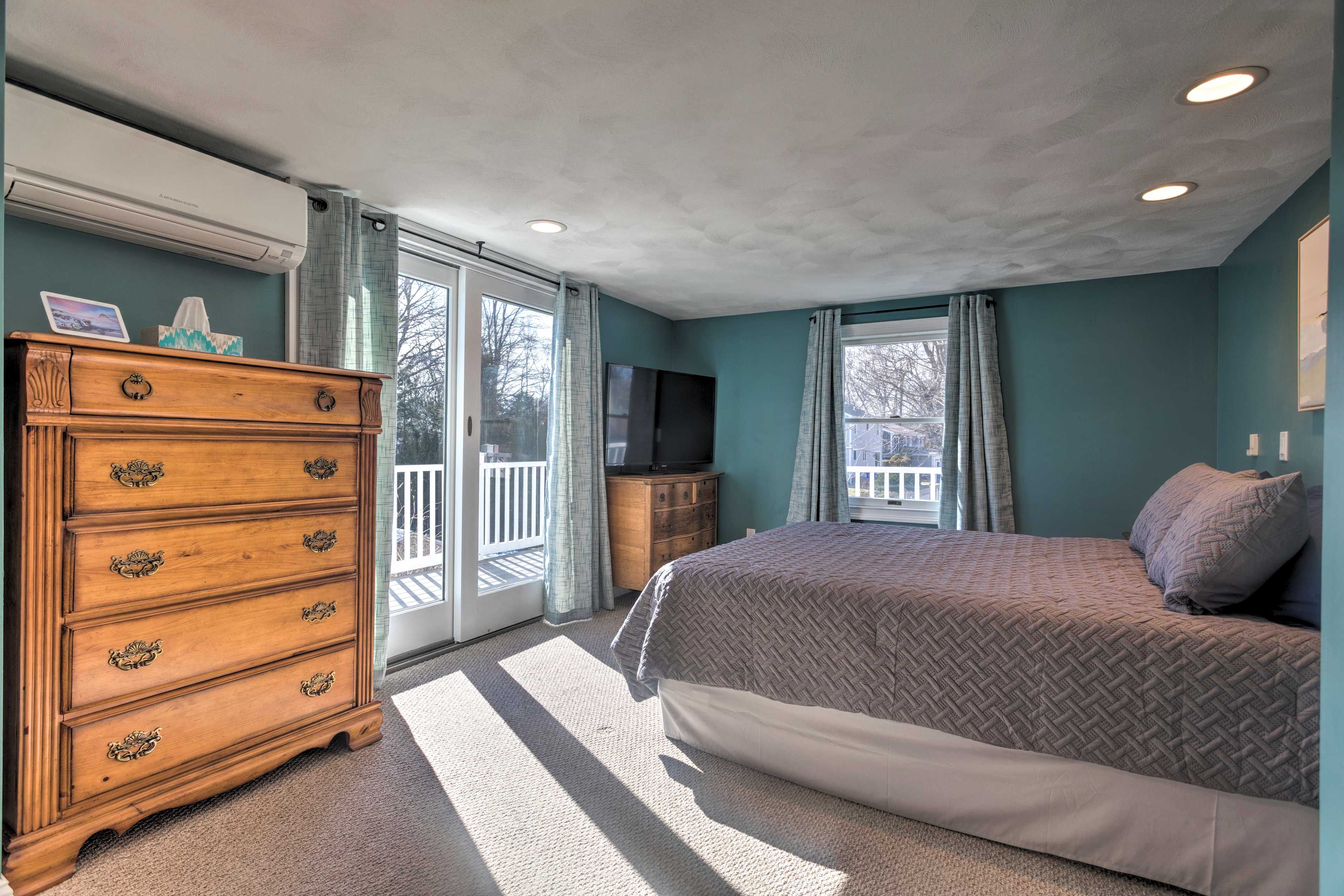 Bedroom 1 | Smart TV | Access to Deck