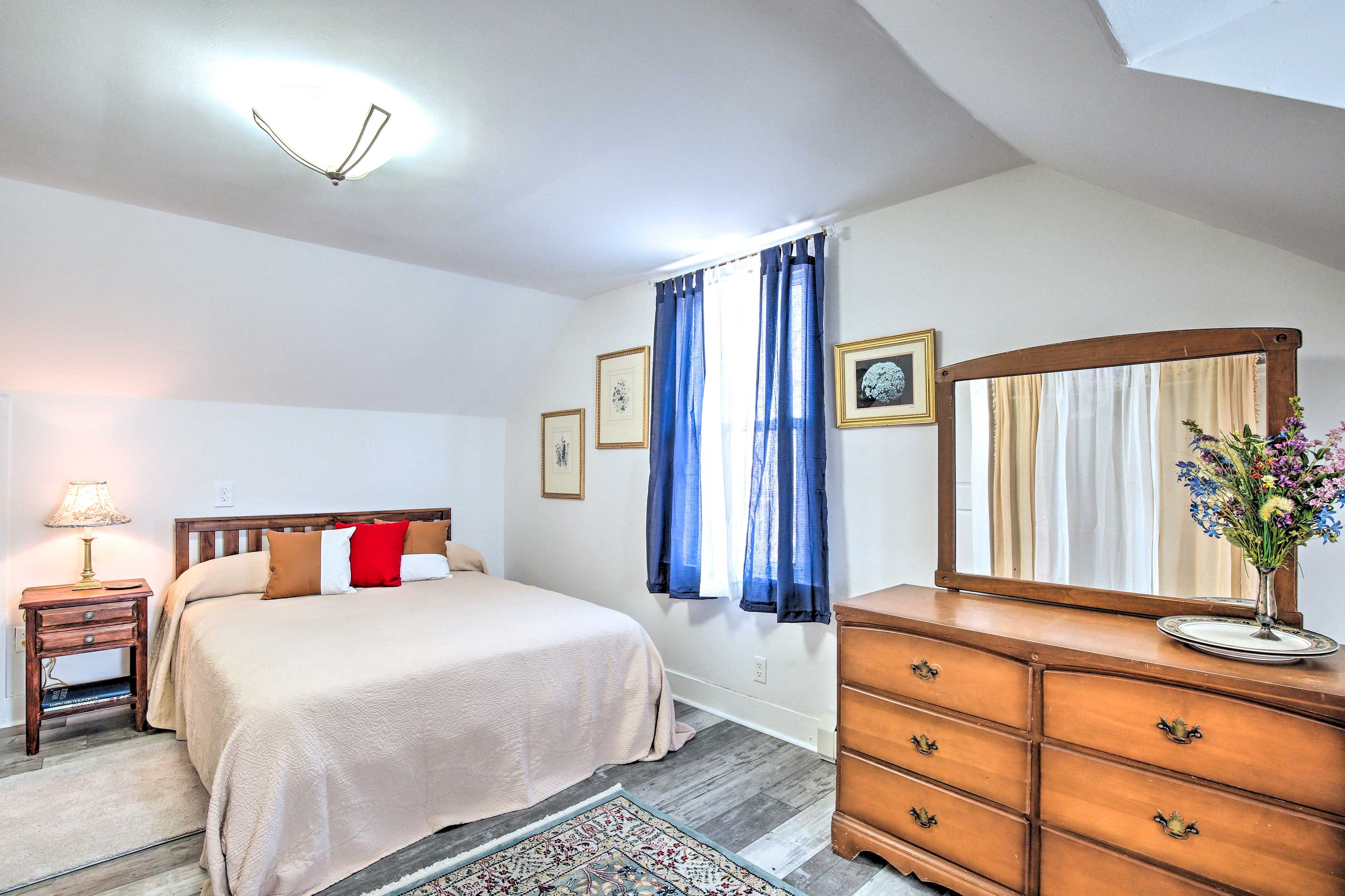 Bedroom 1 | 2nd Floor | Queen Bed