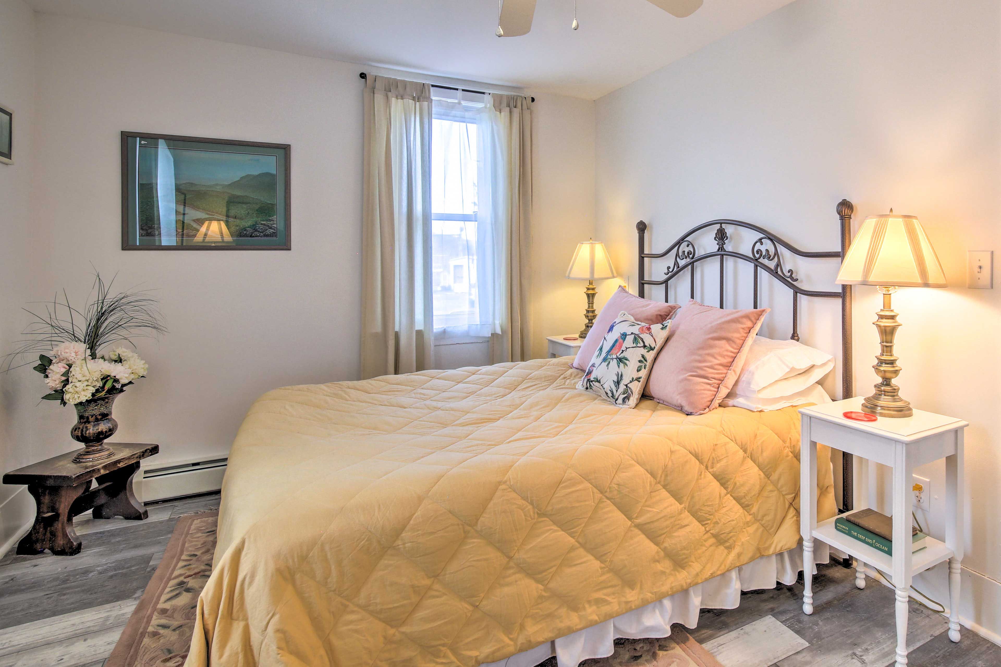 Bedroom 2 | 1st Floor | Queen Bed