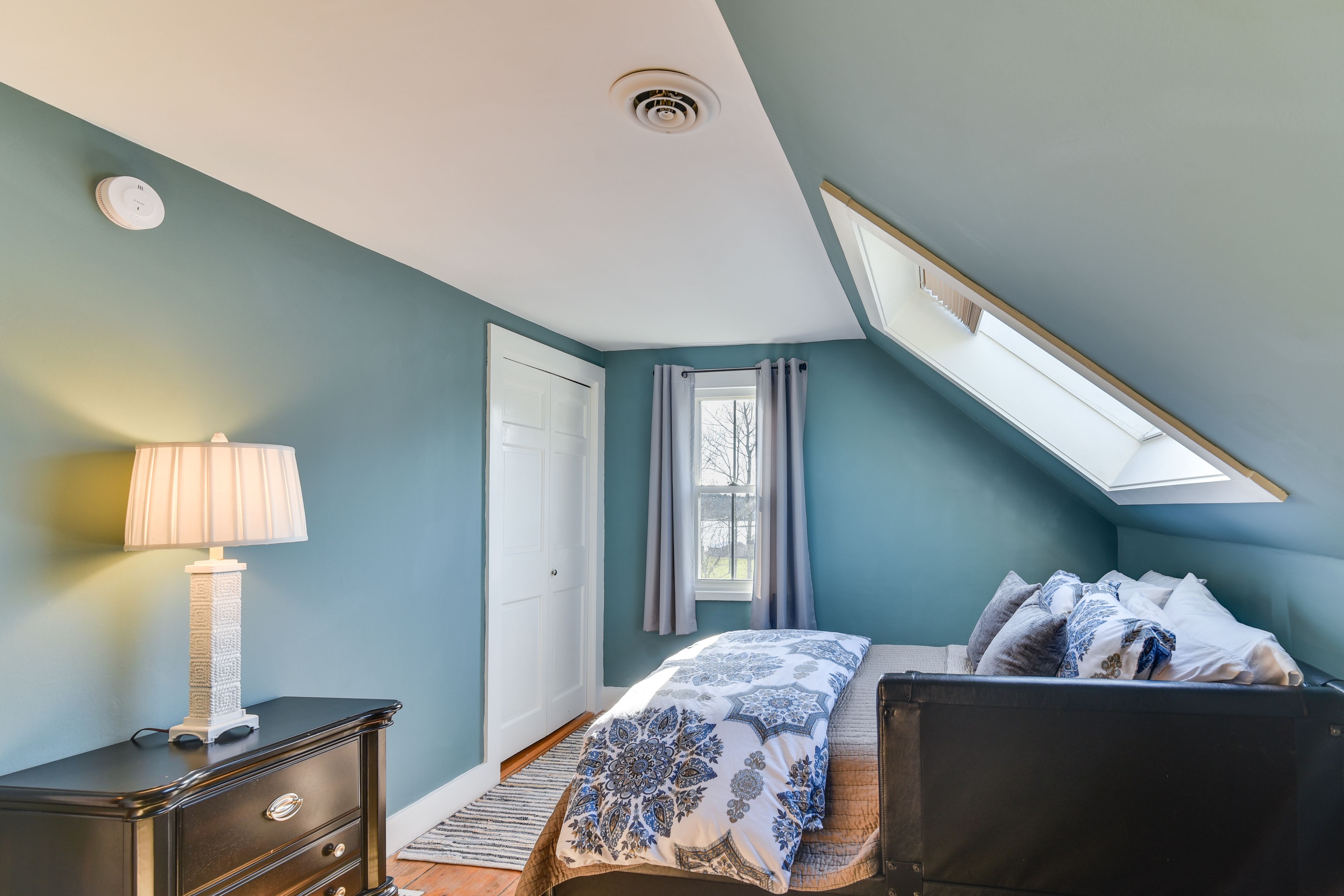 Bedroom 2 | Full Bed | Desk
