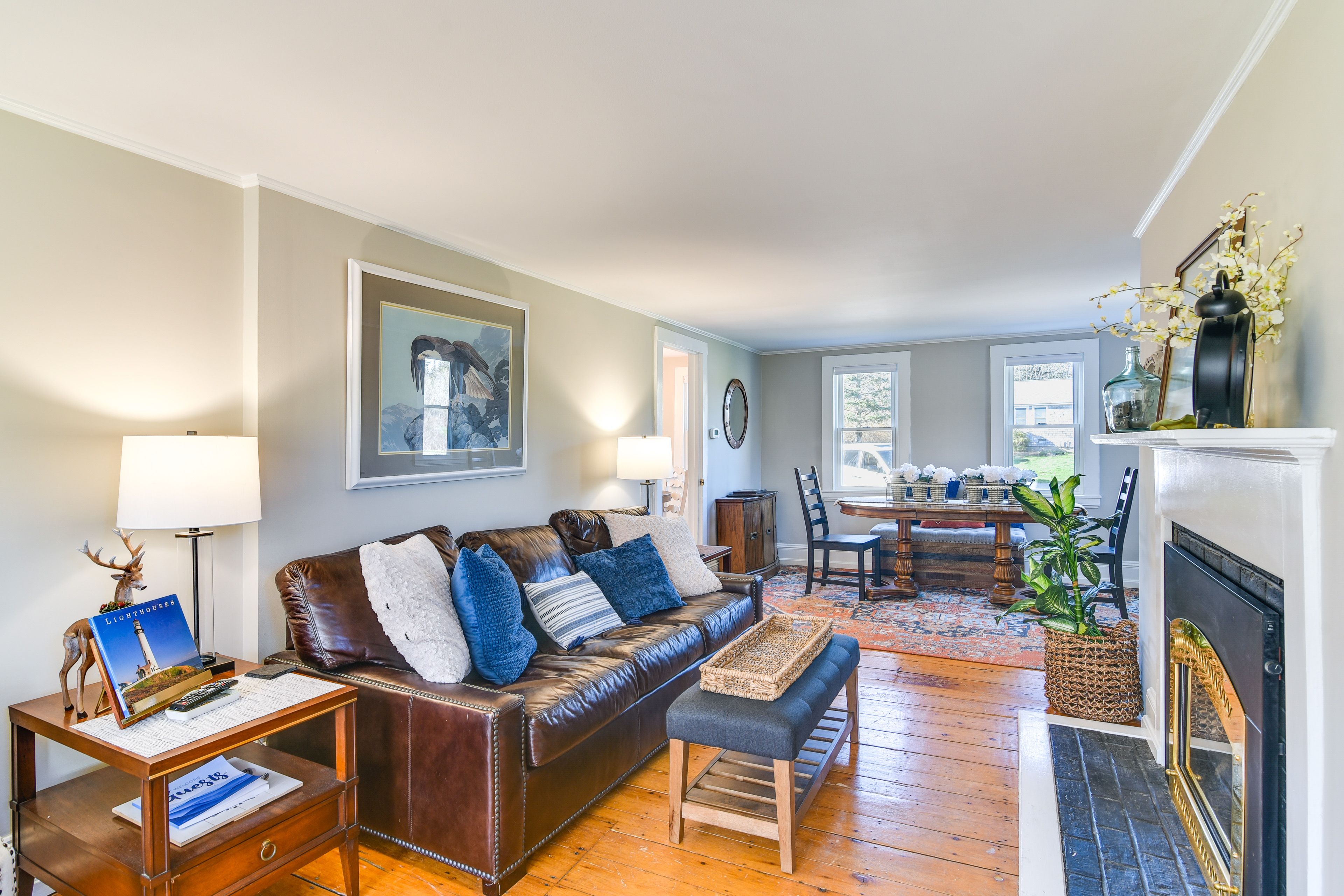 Living Room | Keyless Entry | Central Heating | Window A/C Unit | Dining Area
