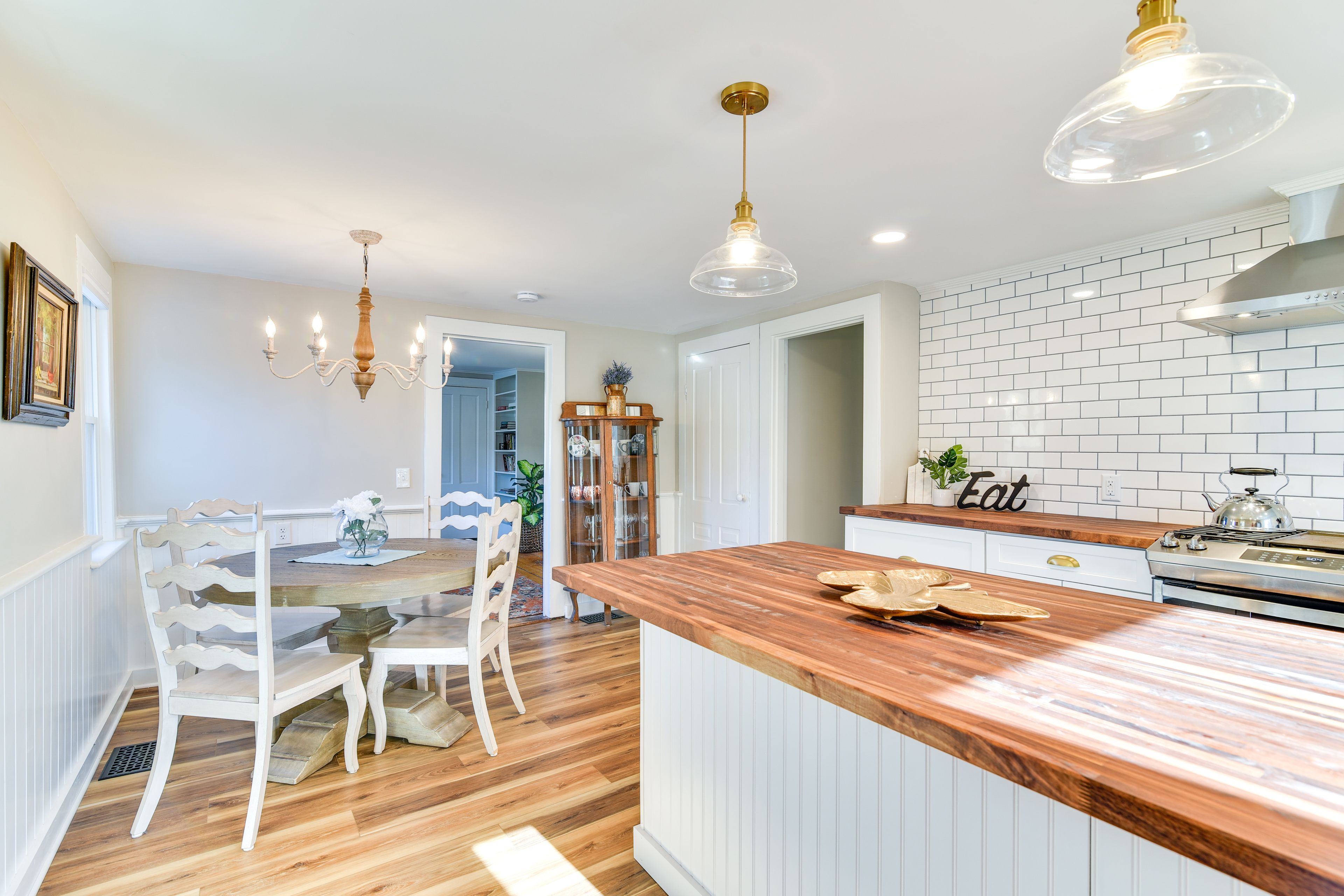 Dining Area | Dishware & Flatware Provided | Trash Bags & Paper Towels Provided