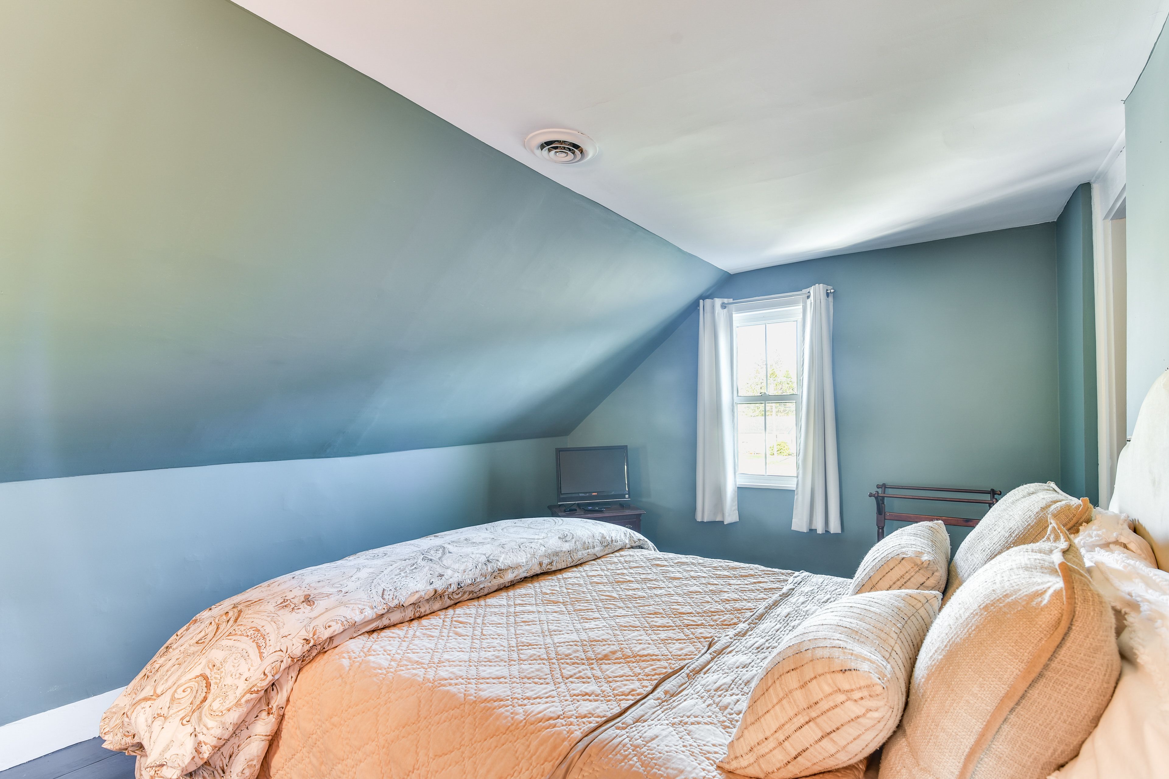 Bedroom 1 | Queen Bed | Linens & Towels Provided