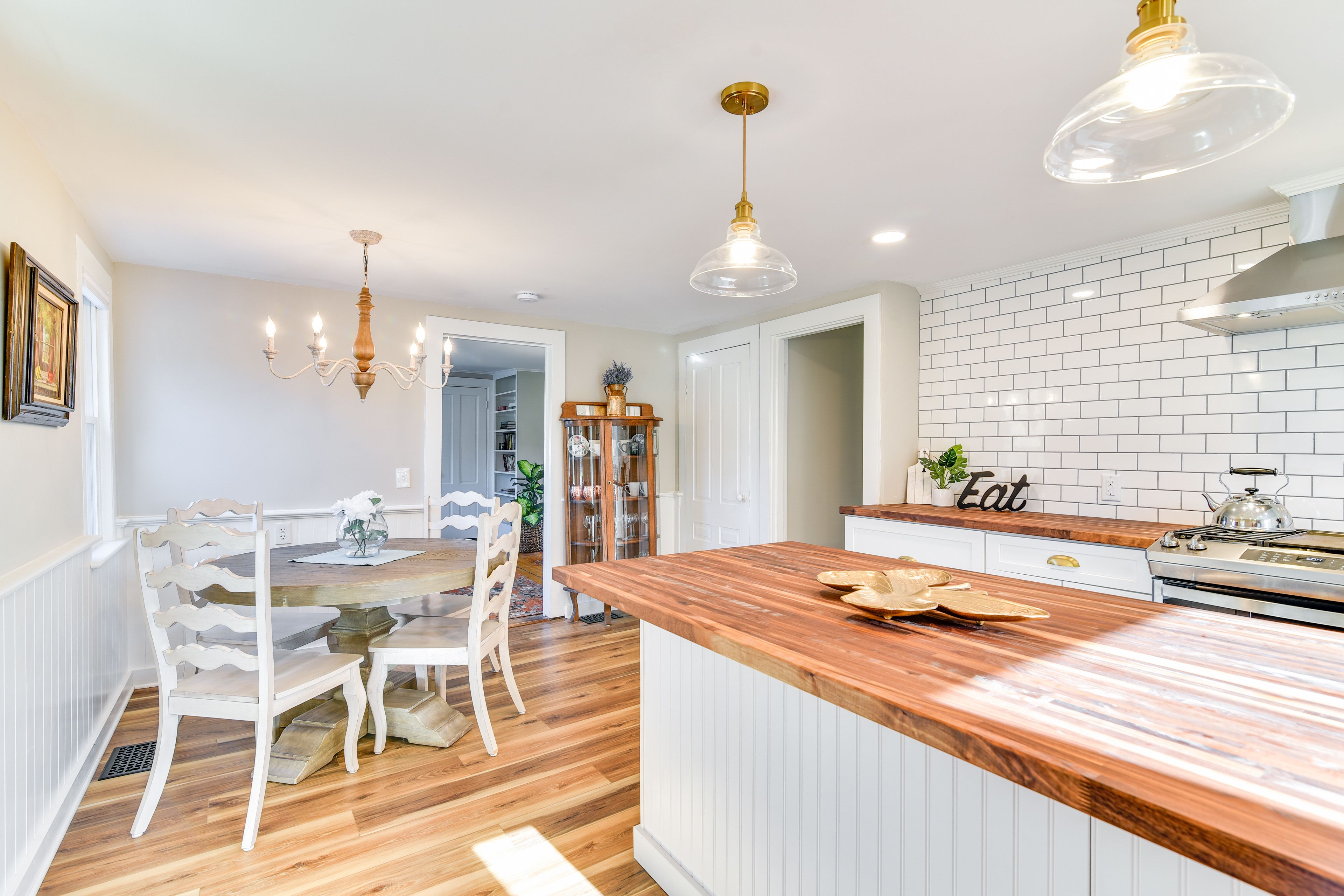 Dining Area | Dishware & Flatware Provided | Trash Bags & Paper Towels Provided