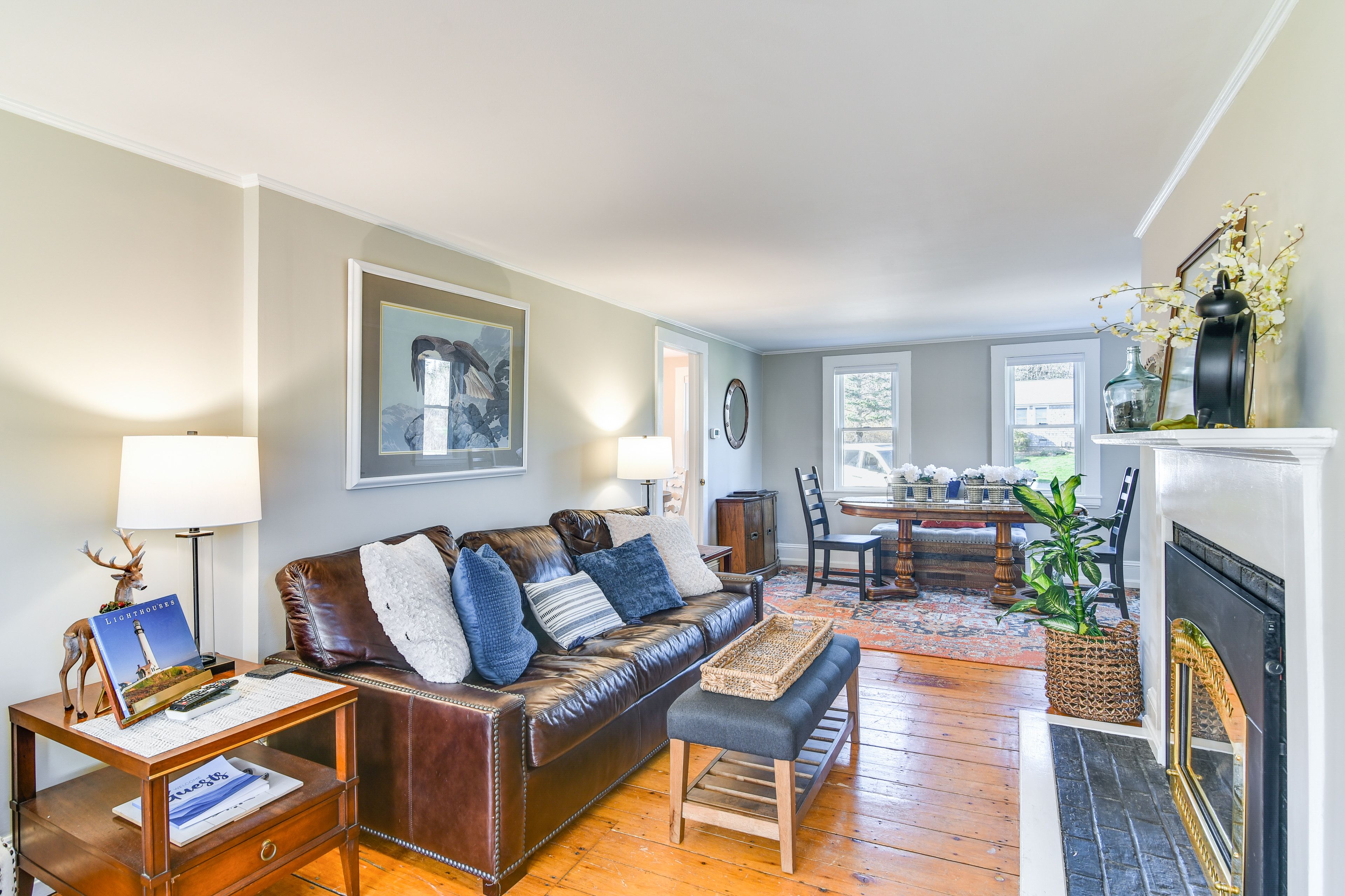 Living Room | Keyless Entry | Central Heating | Window A/C Unit | Dining Area