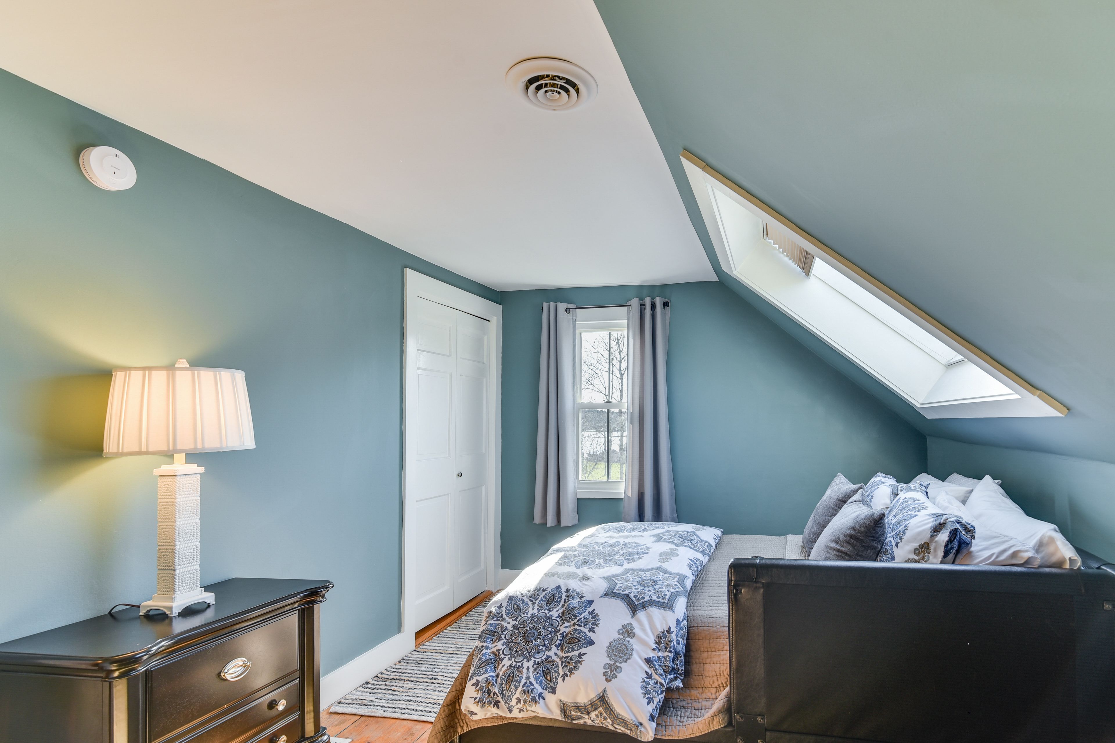 Bedroom 2 | Full Bed | Desk