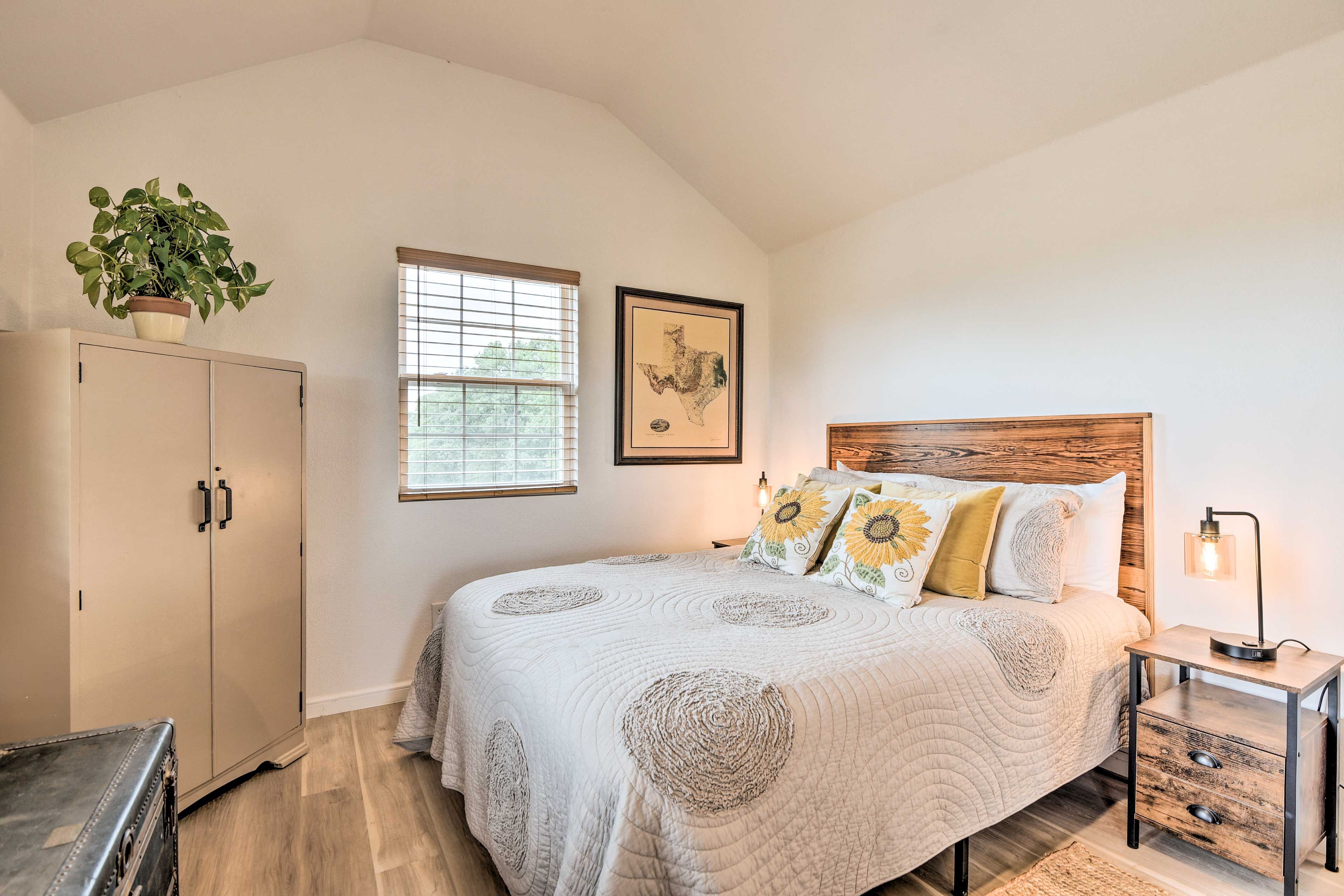 Cabin Studio | Queen Bed | Smart TV | Free WiFi