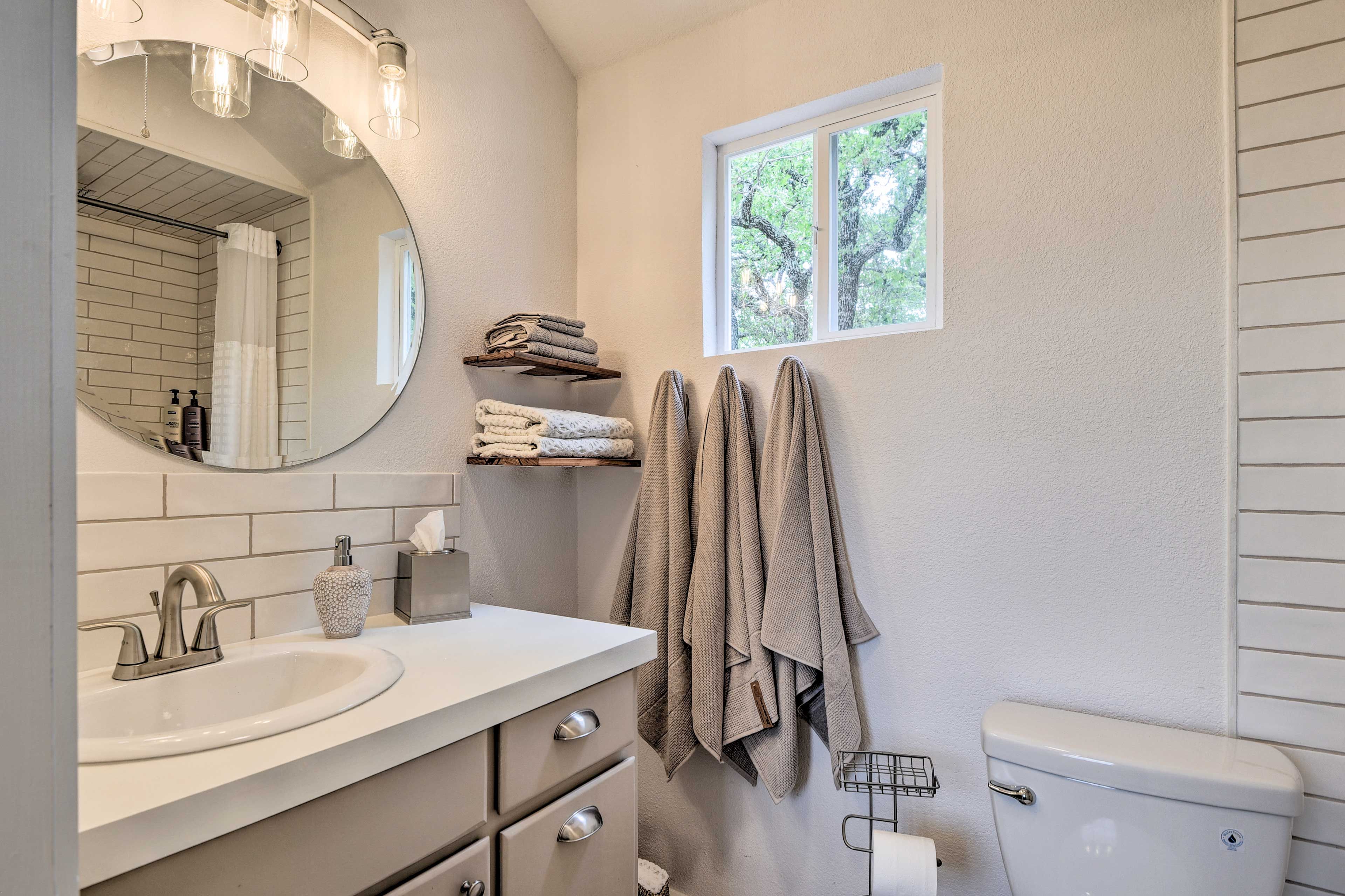 Full Bathroom | Complimentary Toiletries