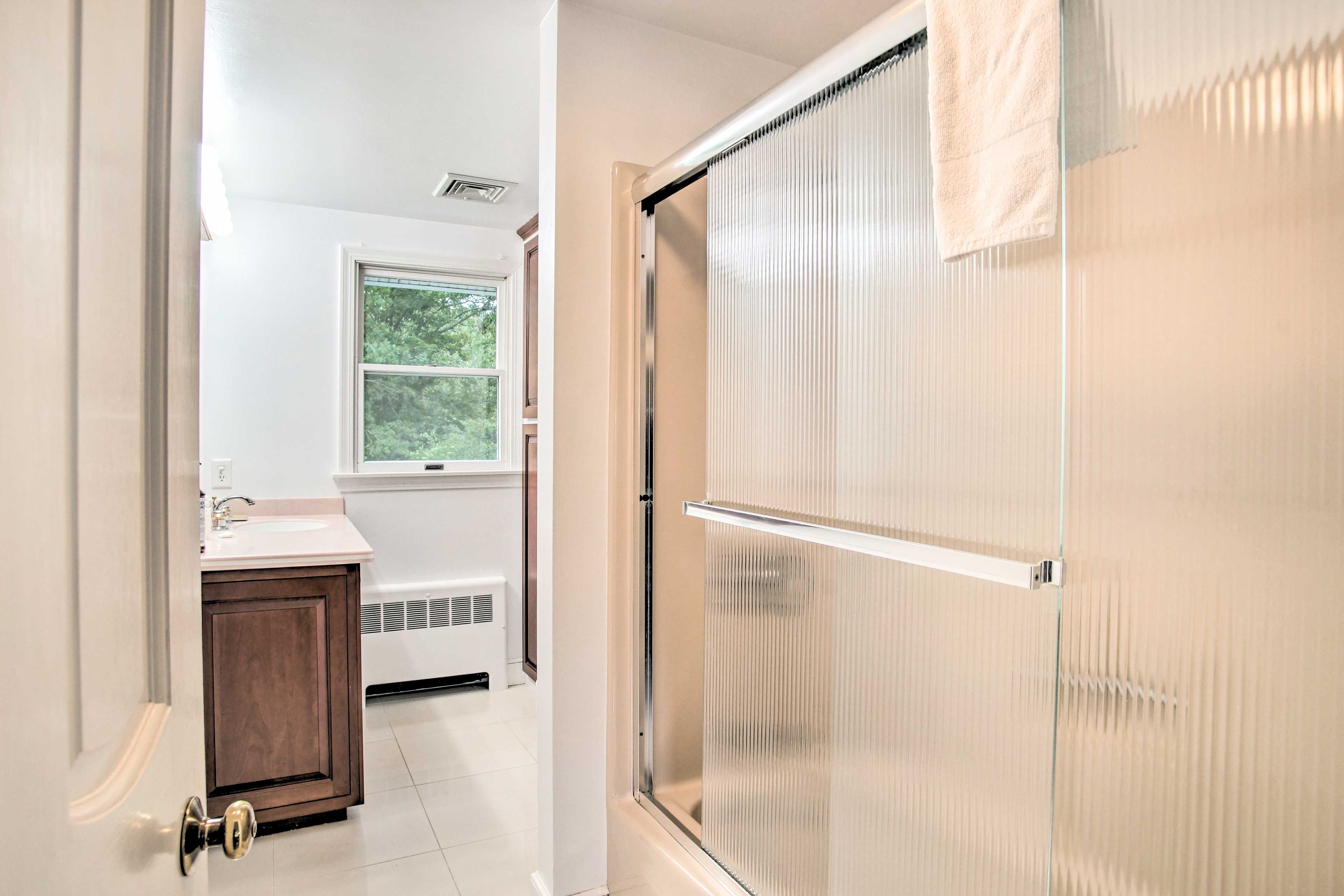 Full Bathroom | Grab Rail in Shower | 2nd Floor