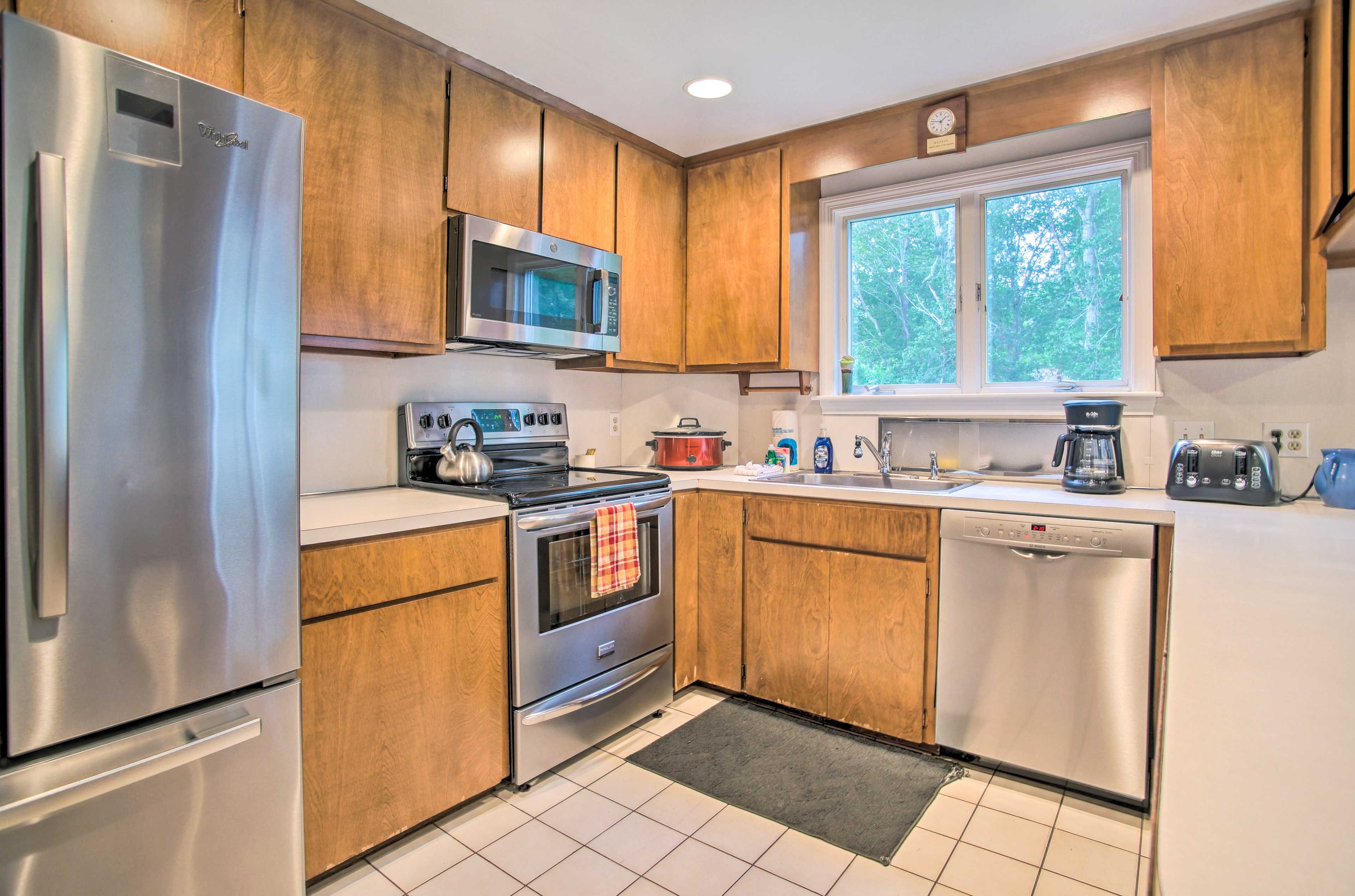 Kitchen | Cooking Basics | Breakfast Bar | Work Desk | 1st Floor