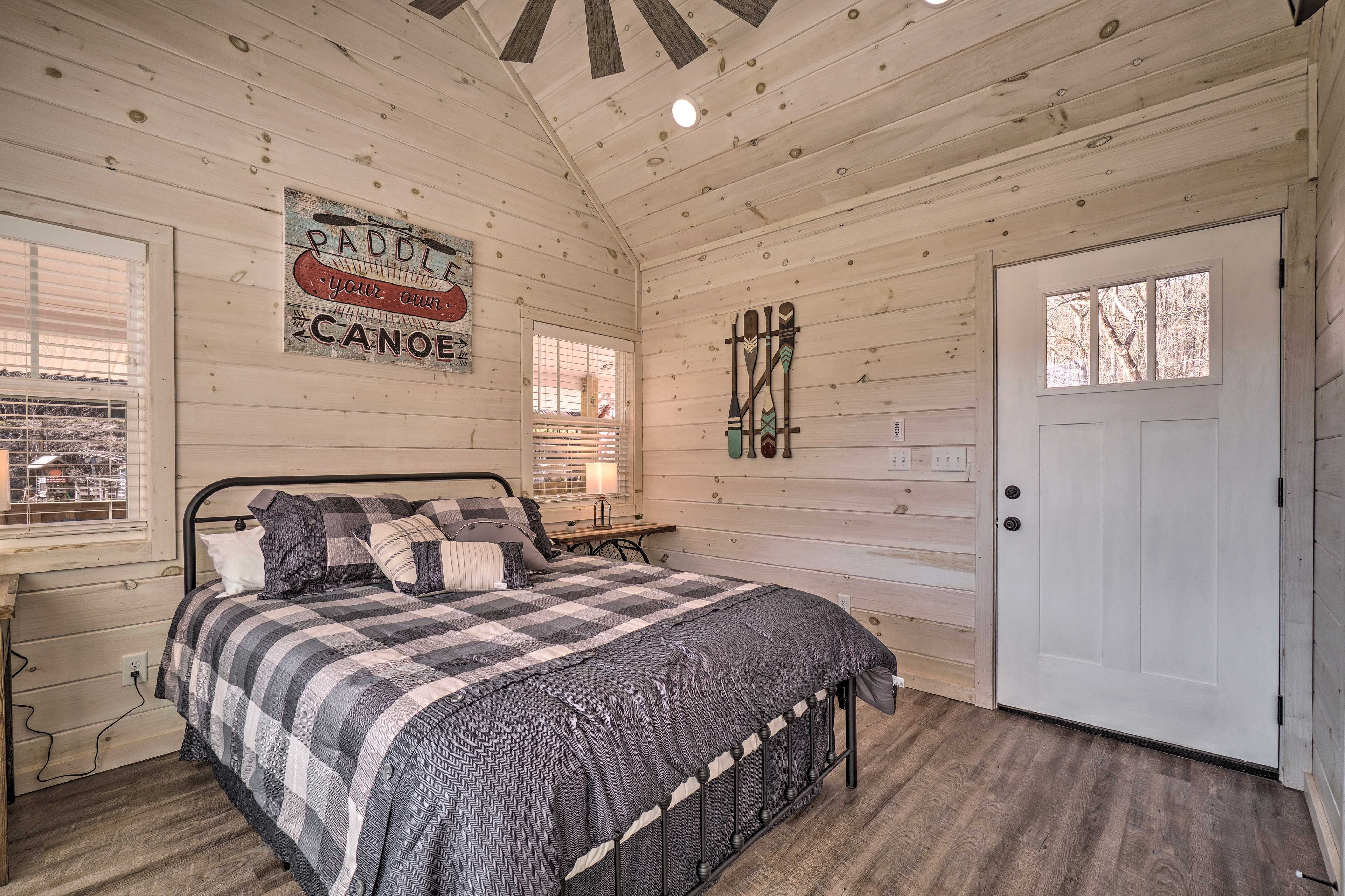 Bedroom | Upper Level | Queen Bed