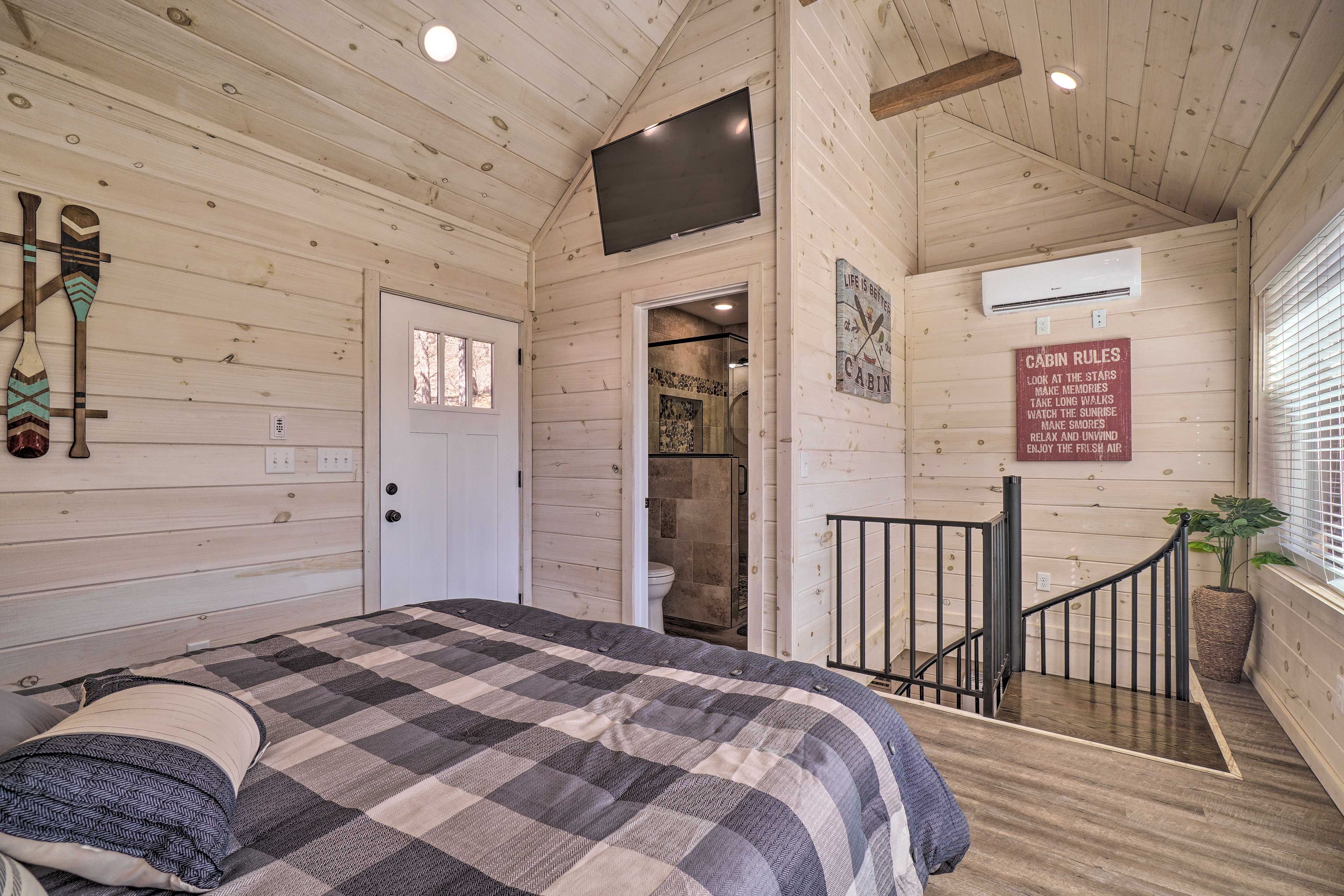Bedroom | Smart TV | En-Suite Bathroom