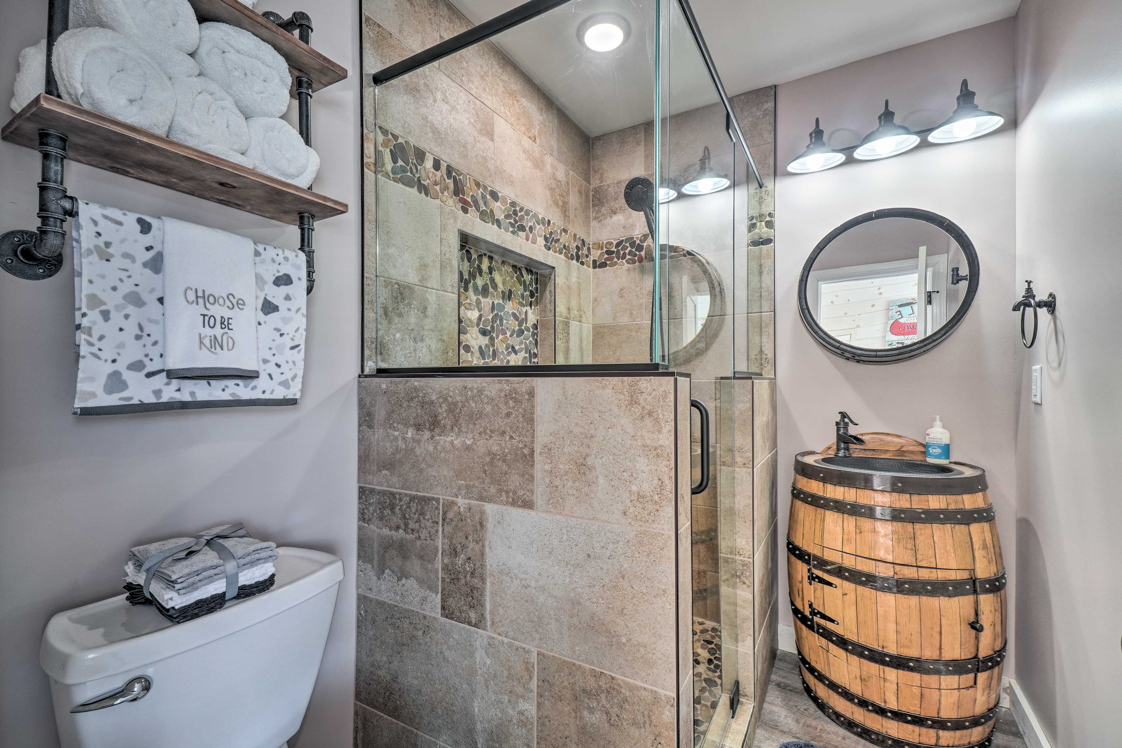 Full Bathroom | Towels Provided | Complimentary Toiletries