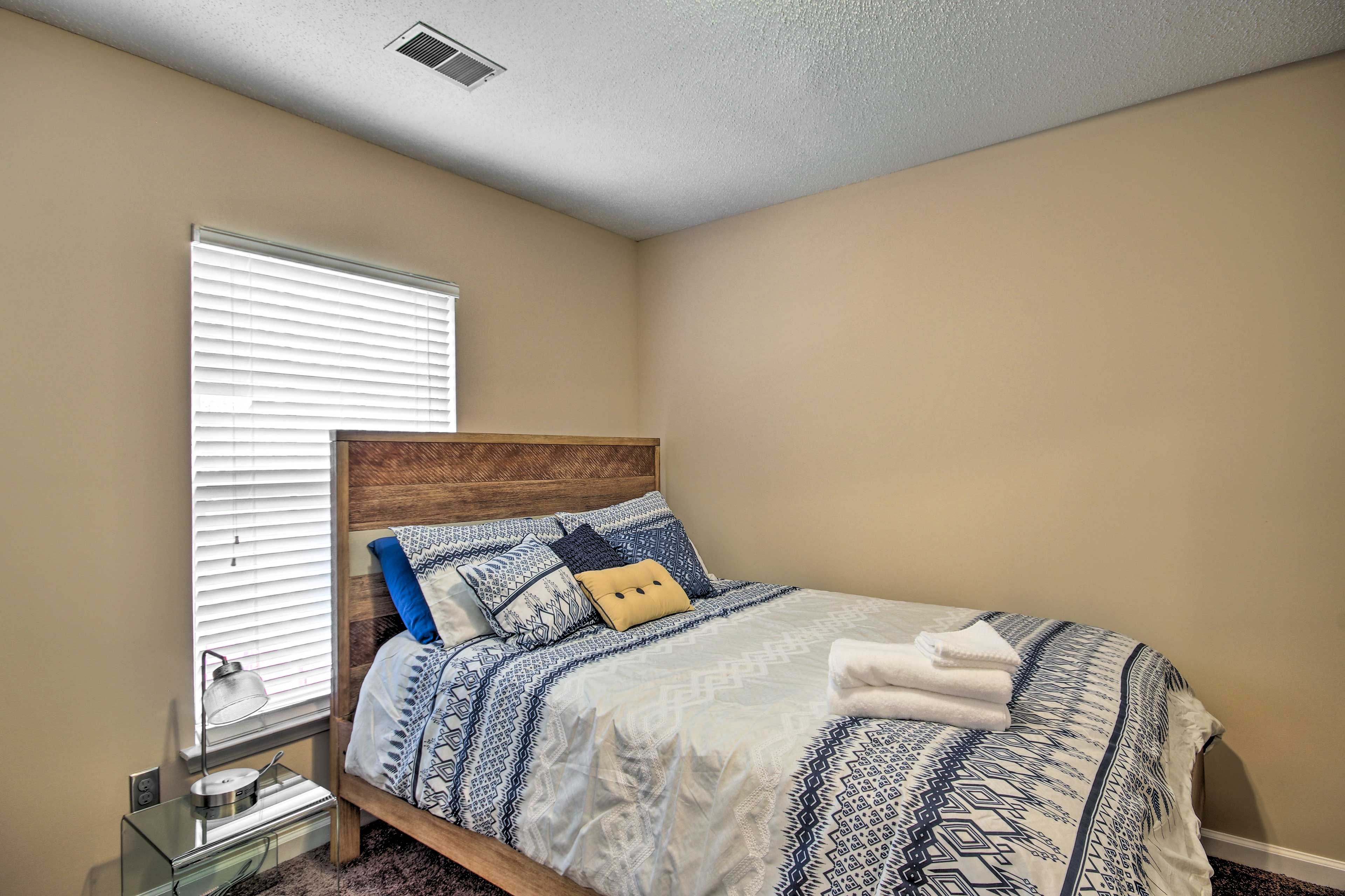 Bedroom 2 | Queen Bed