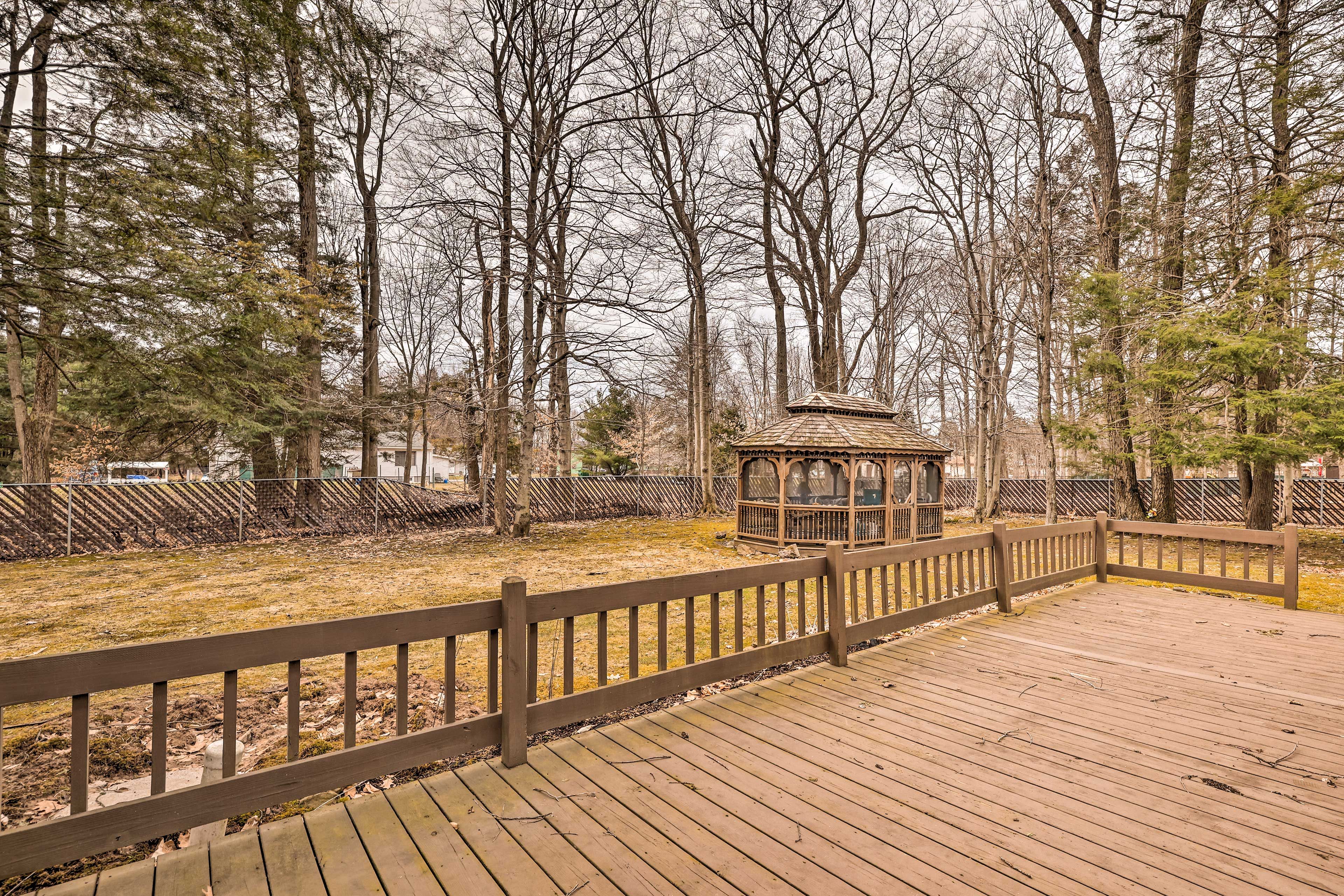 Deck & Fenced Yard