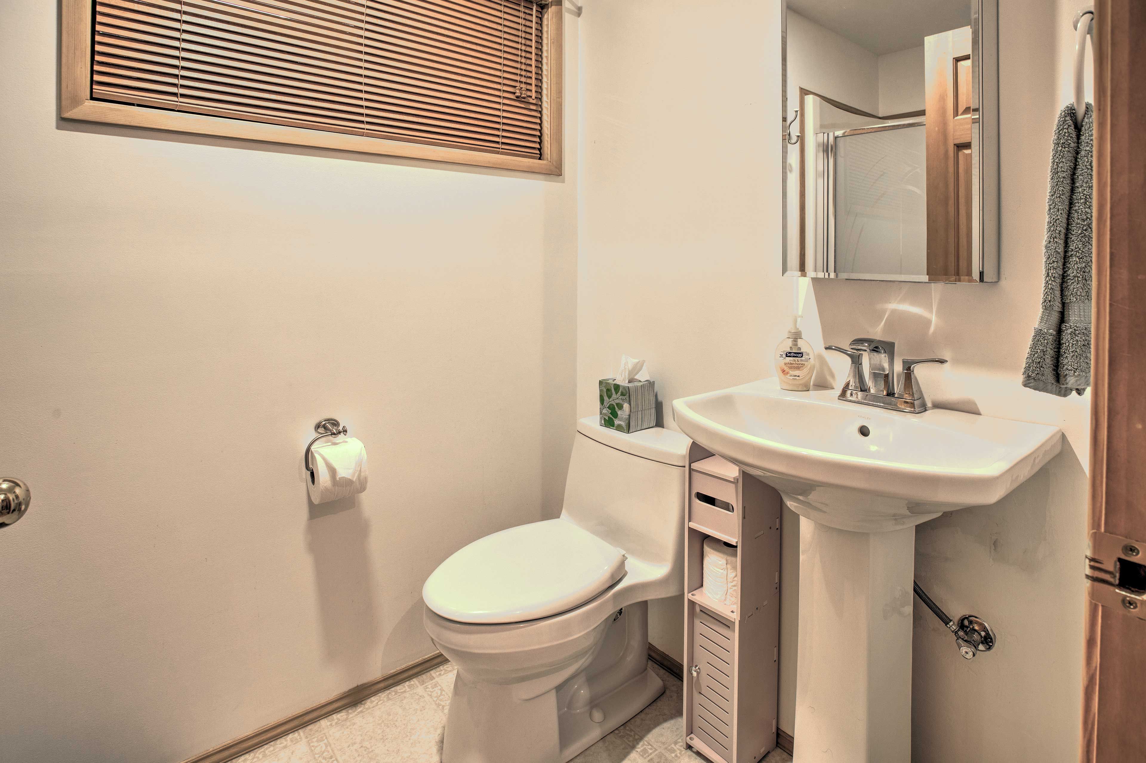 Full Bathroom | Towels Provided