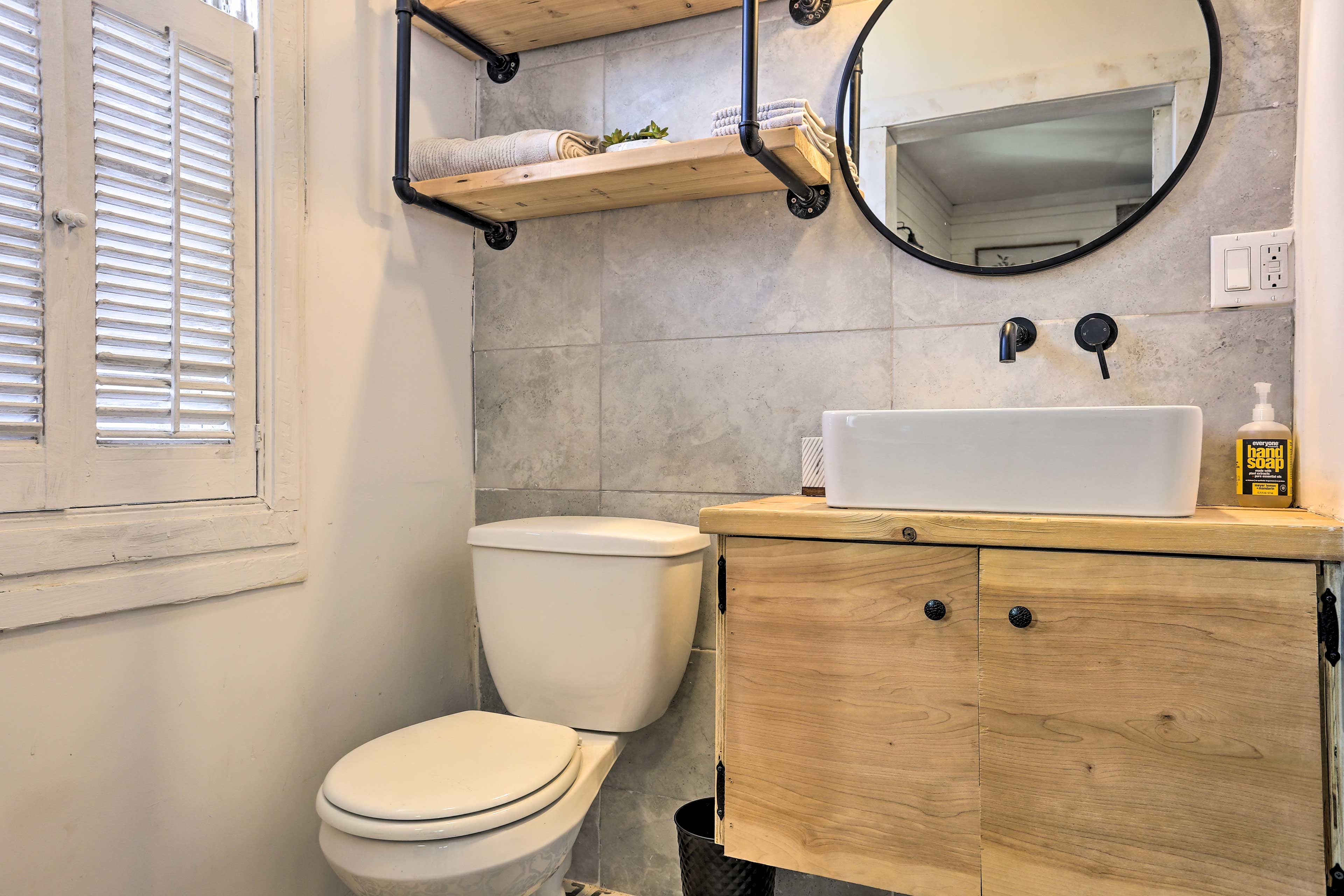 Full Bathroom | Complimentary Toiletries