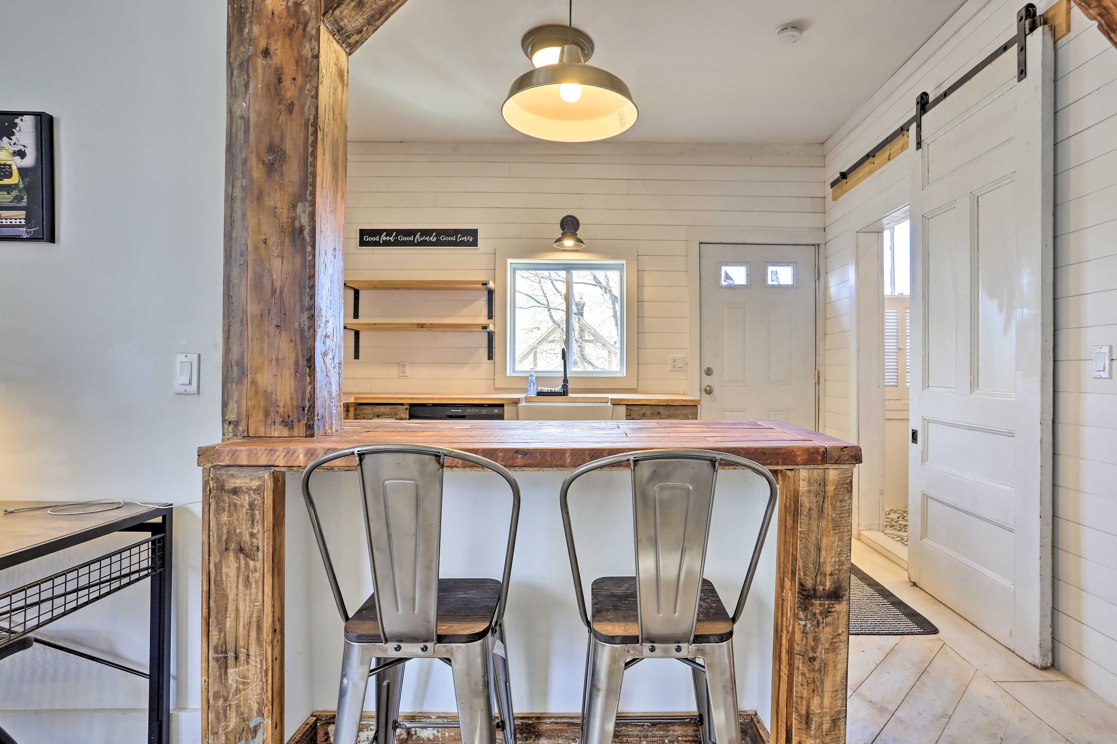 Kitchen | 2-Person Breakfast Bar