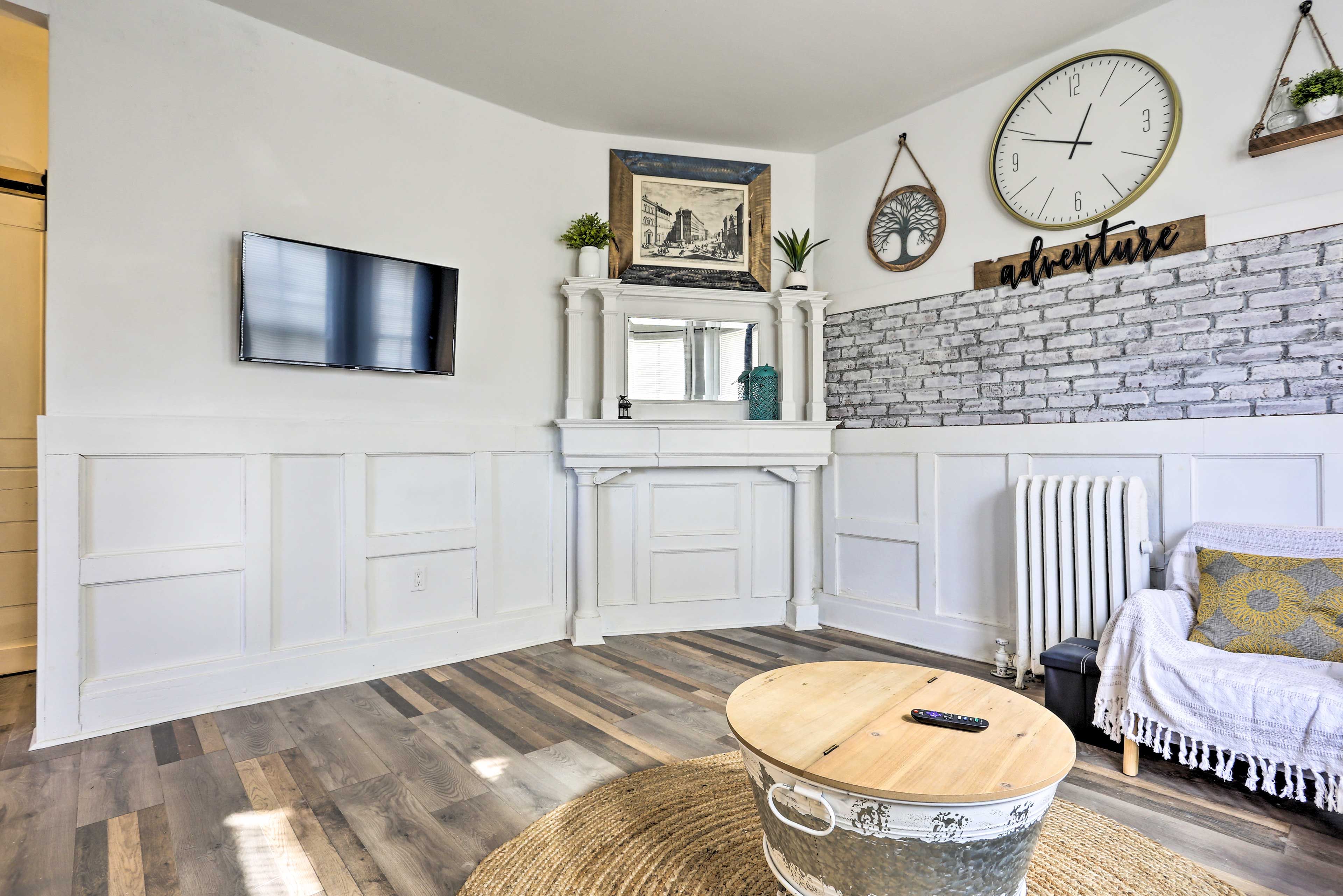 Living Room | Smart TV w/ Cable