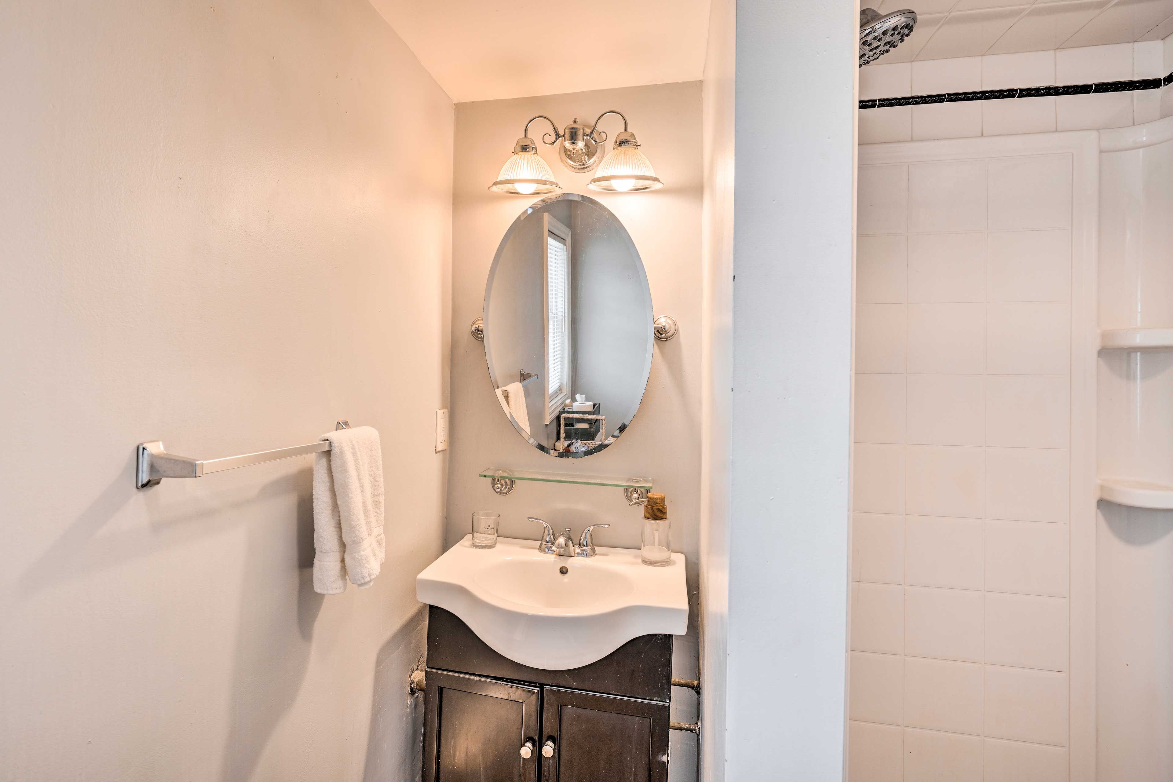 Full Bath | Towels Provided