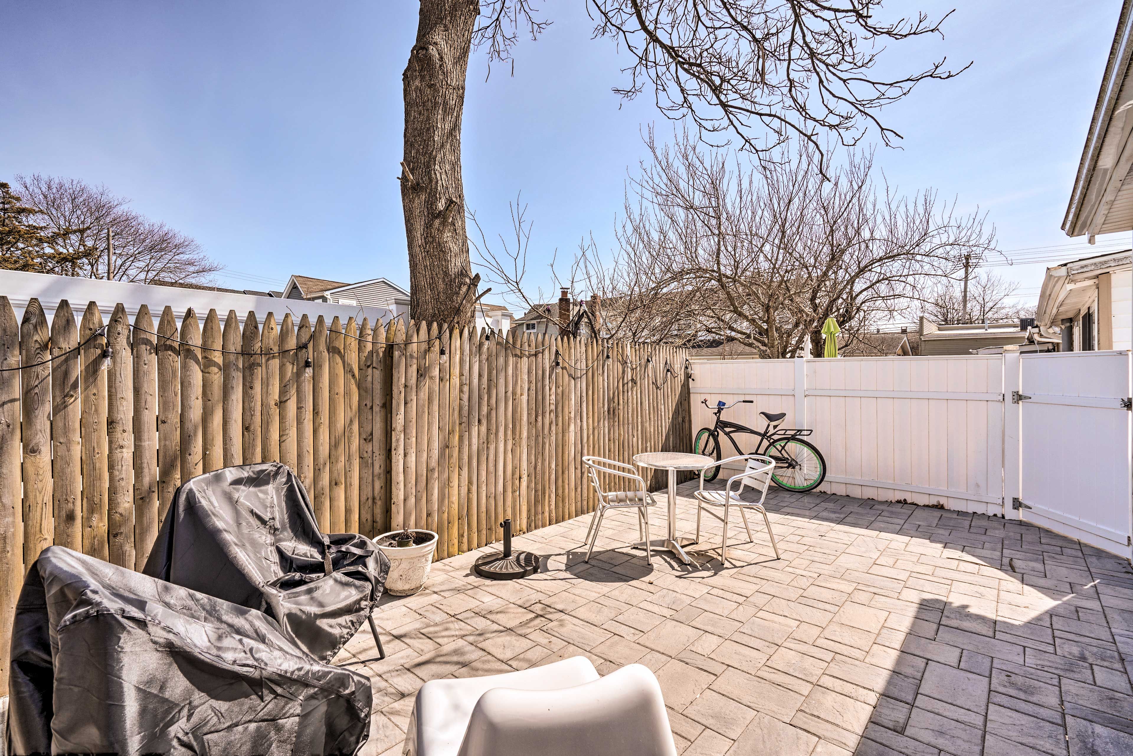 Private Patio | Outdoor Dining Table