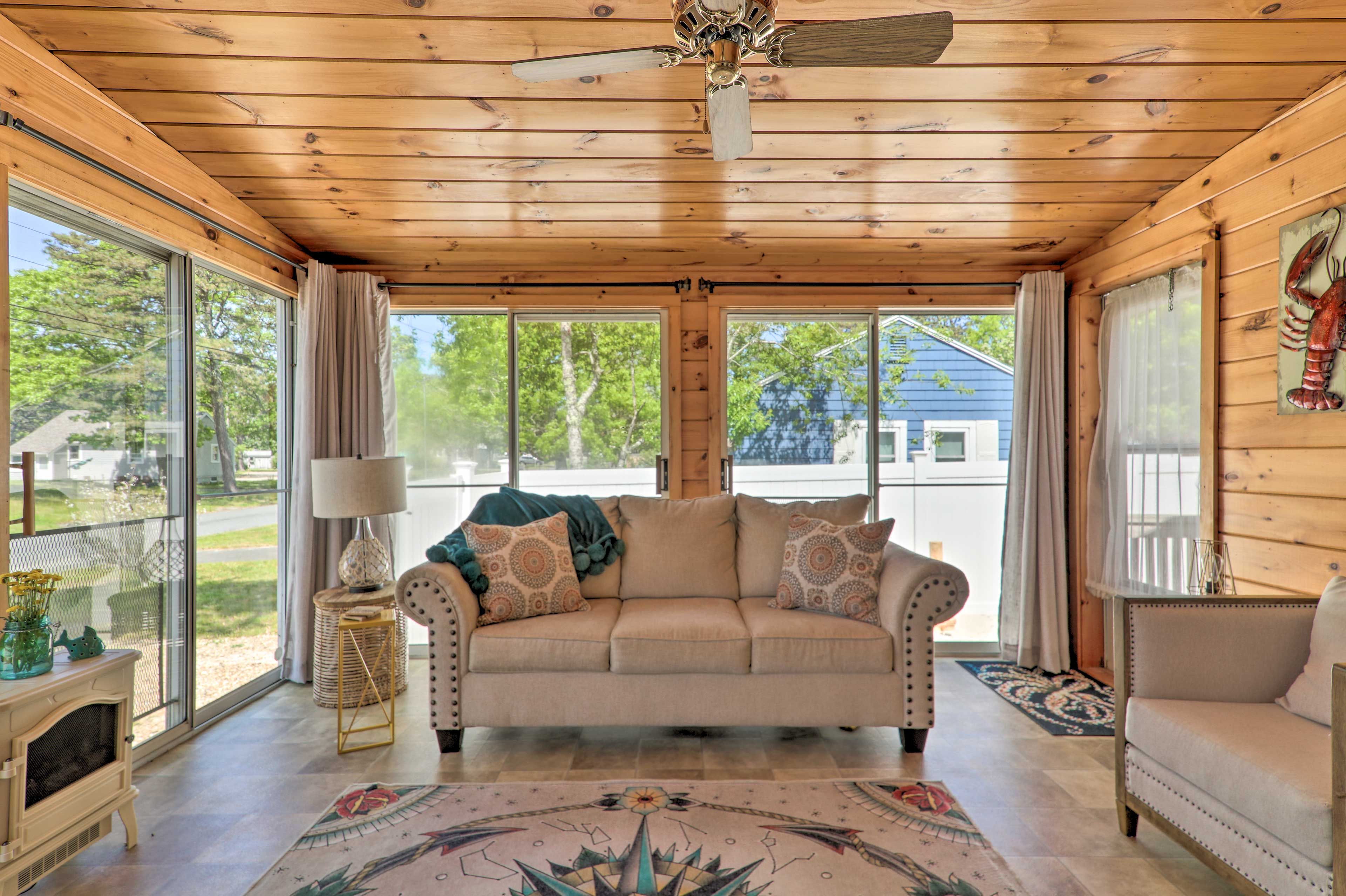 Sunroom | Sleeper Sofa | Books | Board Games