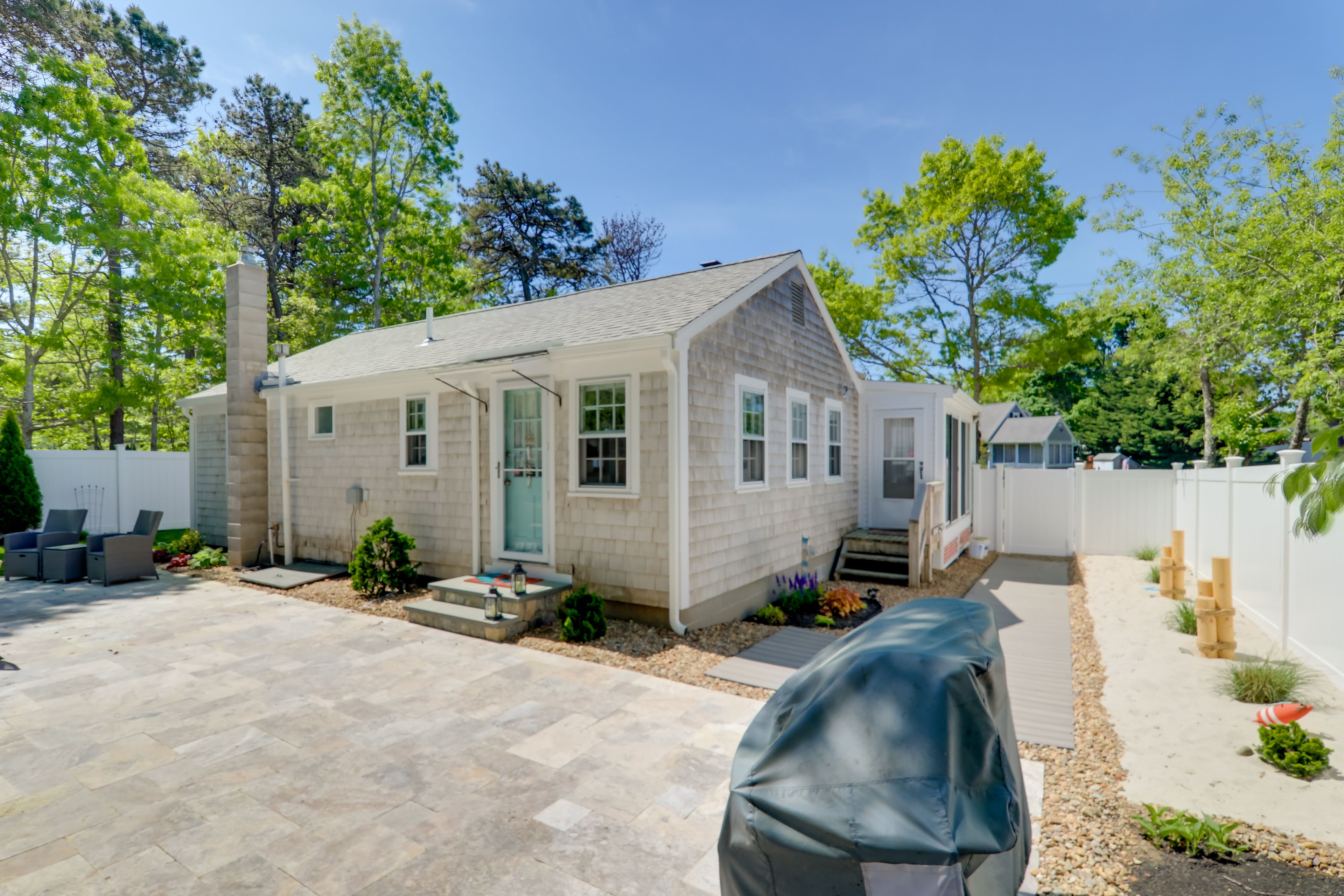 Private Backyard | Gas Grill | Beach Chairs & Toys