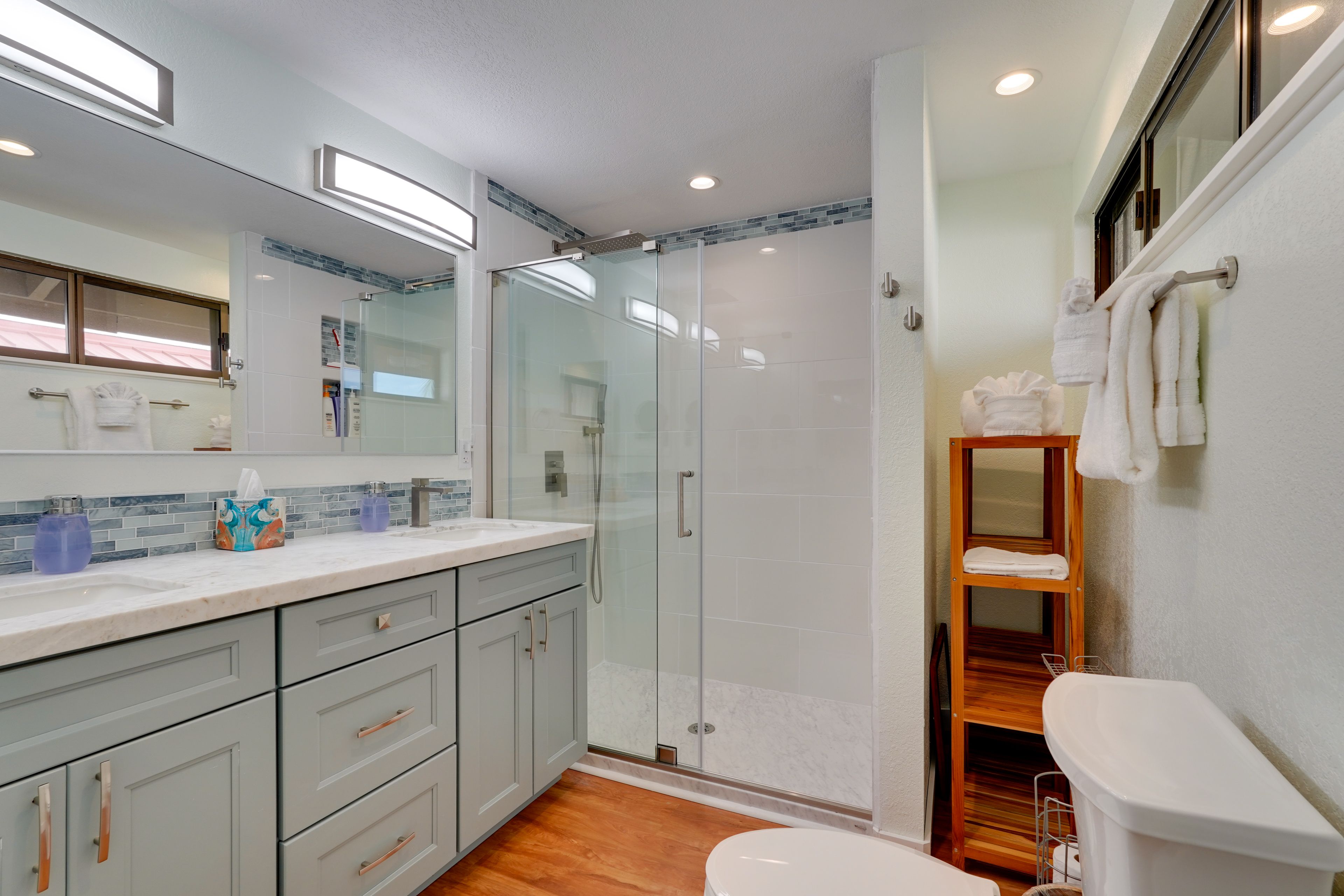 Full Bathroom | Towels & Beach Towels Provided | Hair Dryer