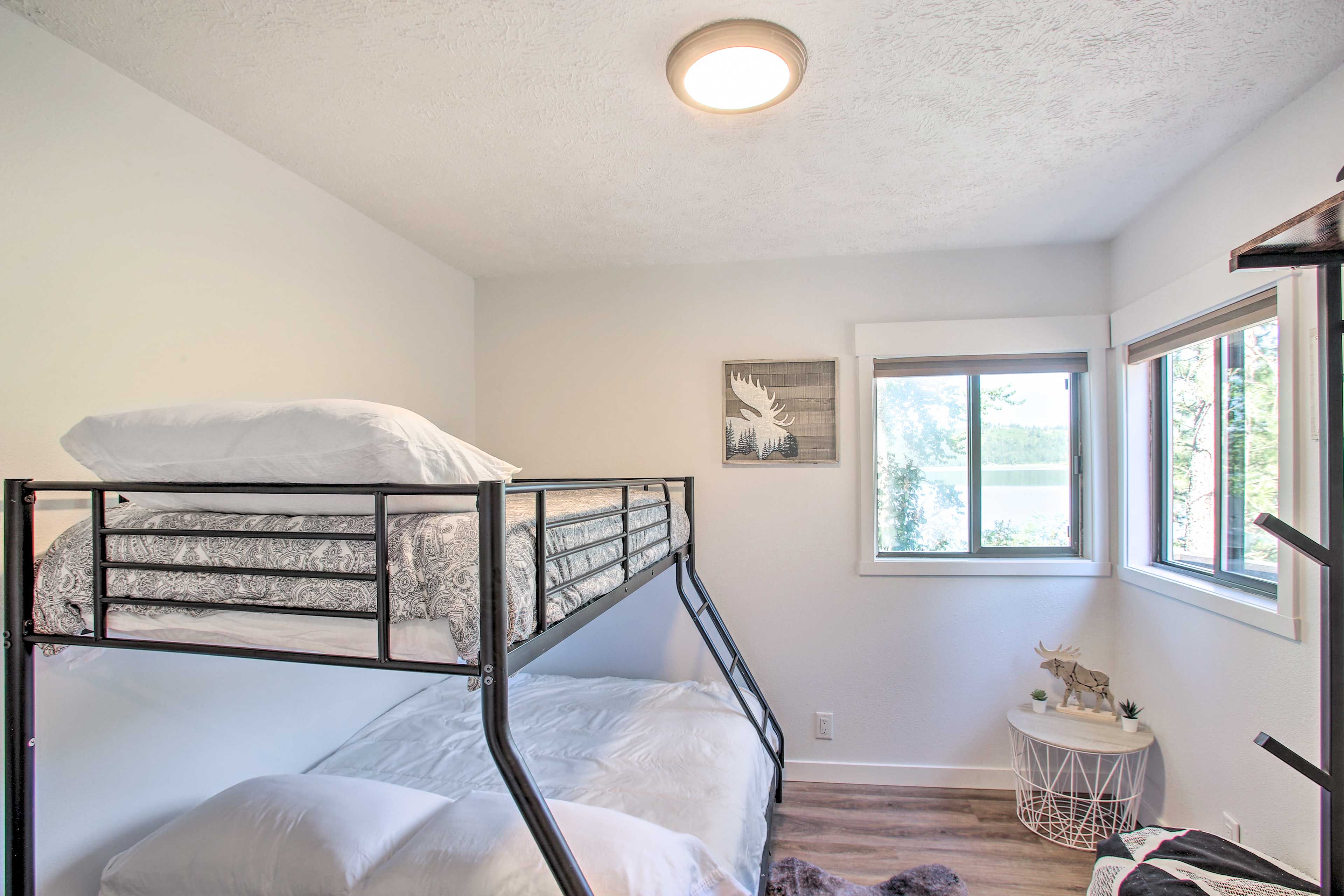 Bedroom 2 | Twin/Full Bunk Bed