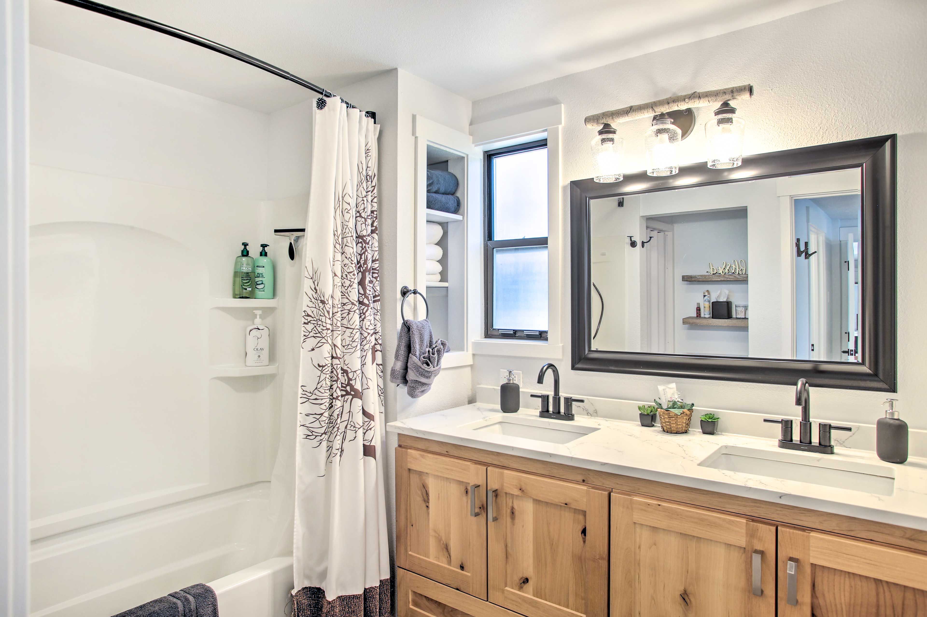 En-Suite Bathroom | Towels Provided | Complimentary Toiletries