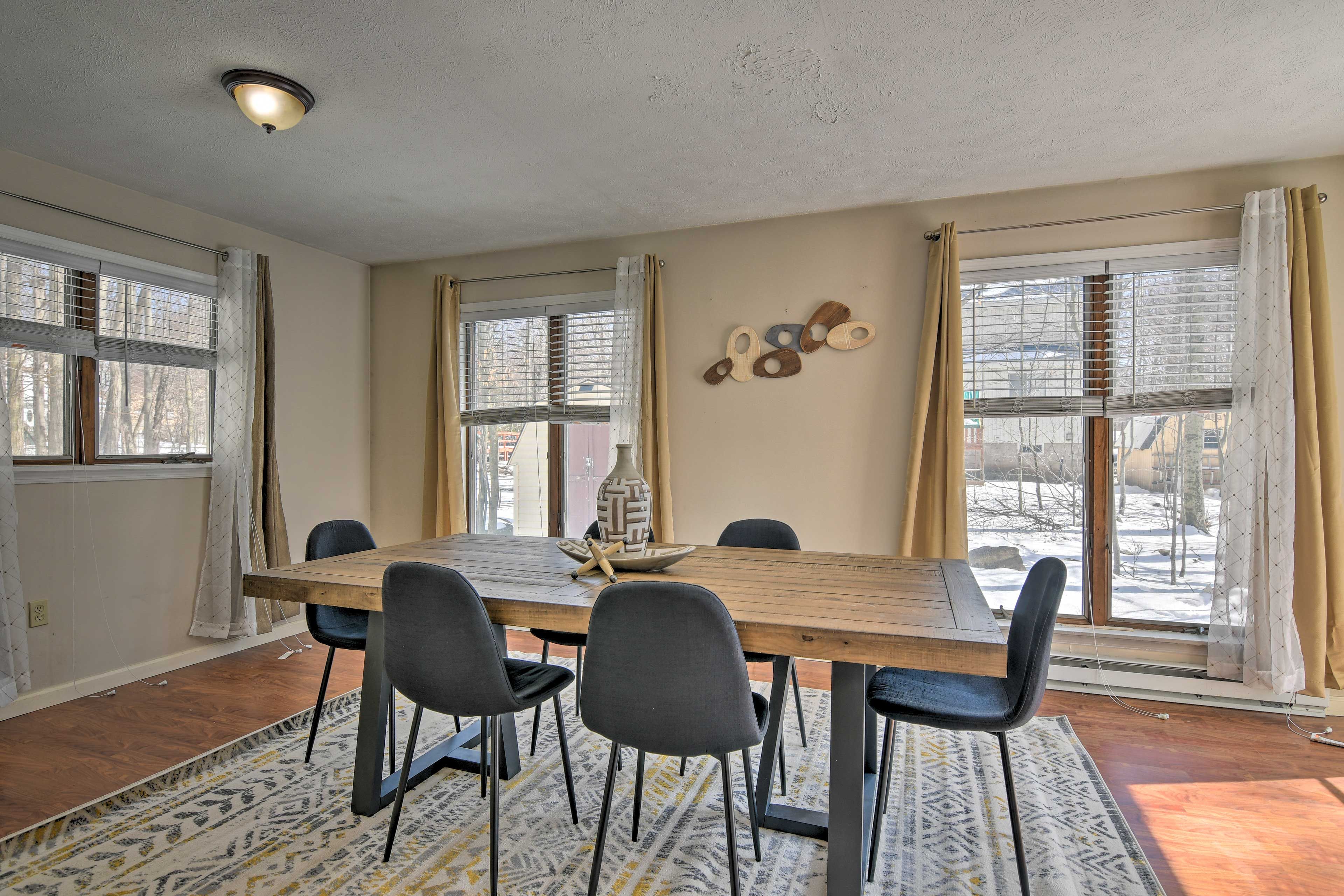 Dining Area | Dishware & Flatware Provided