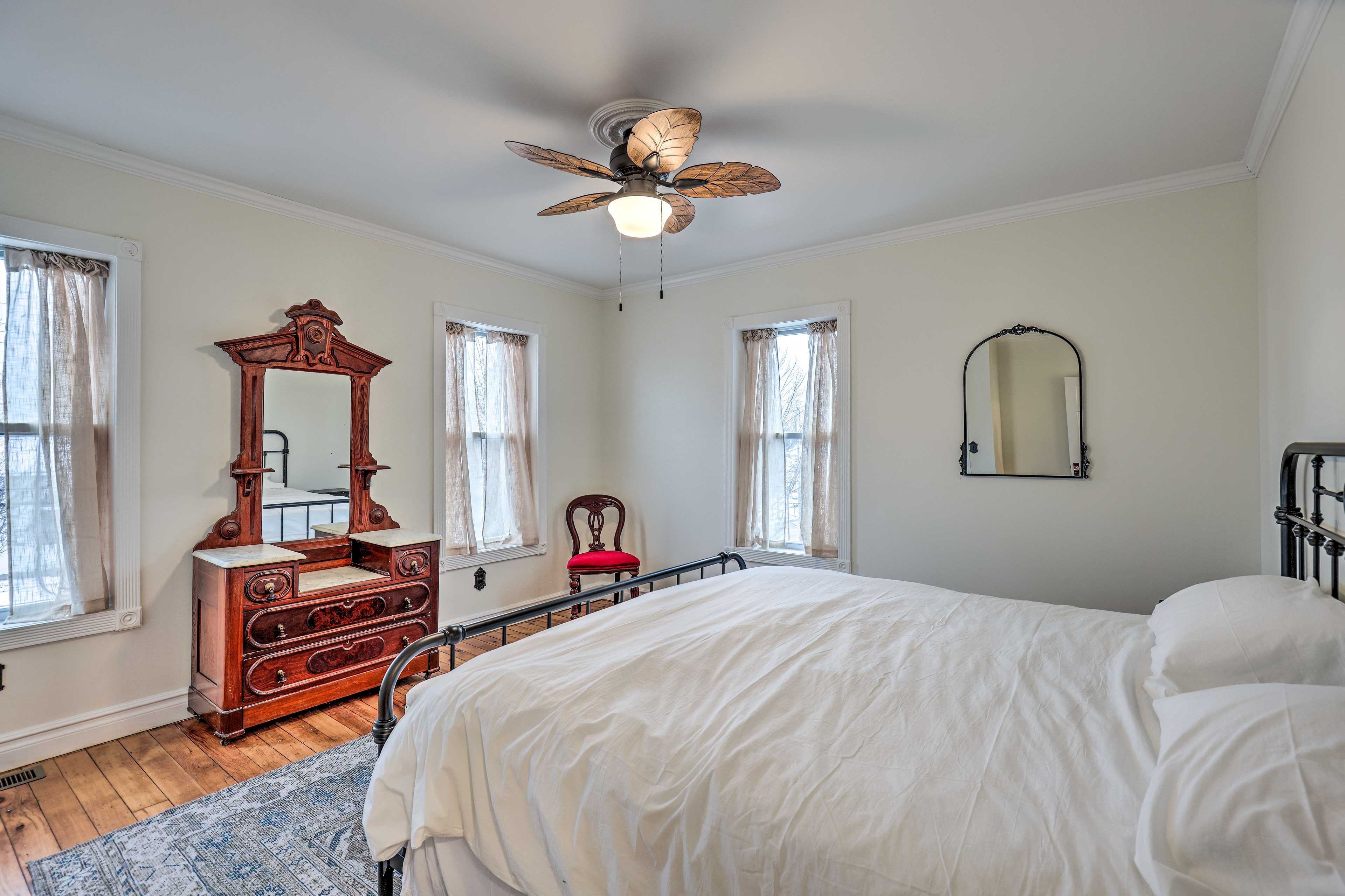 Bedroom 2 | Queen Bed