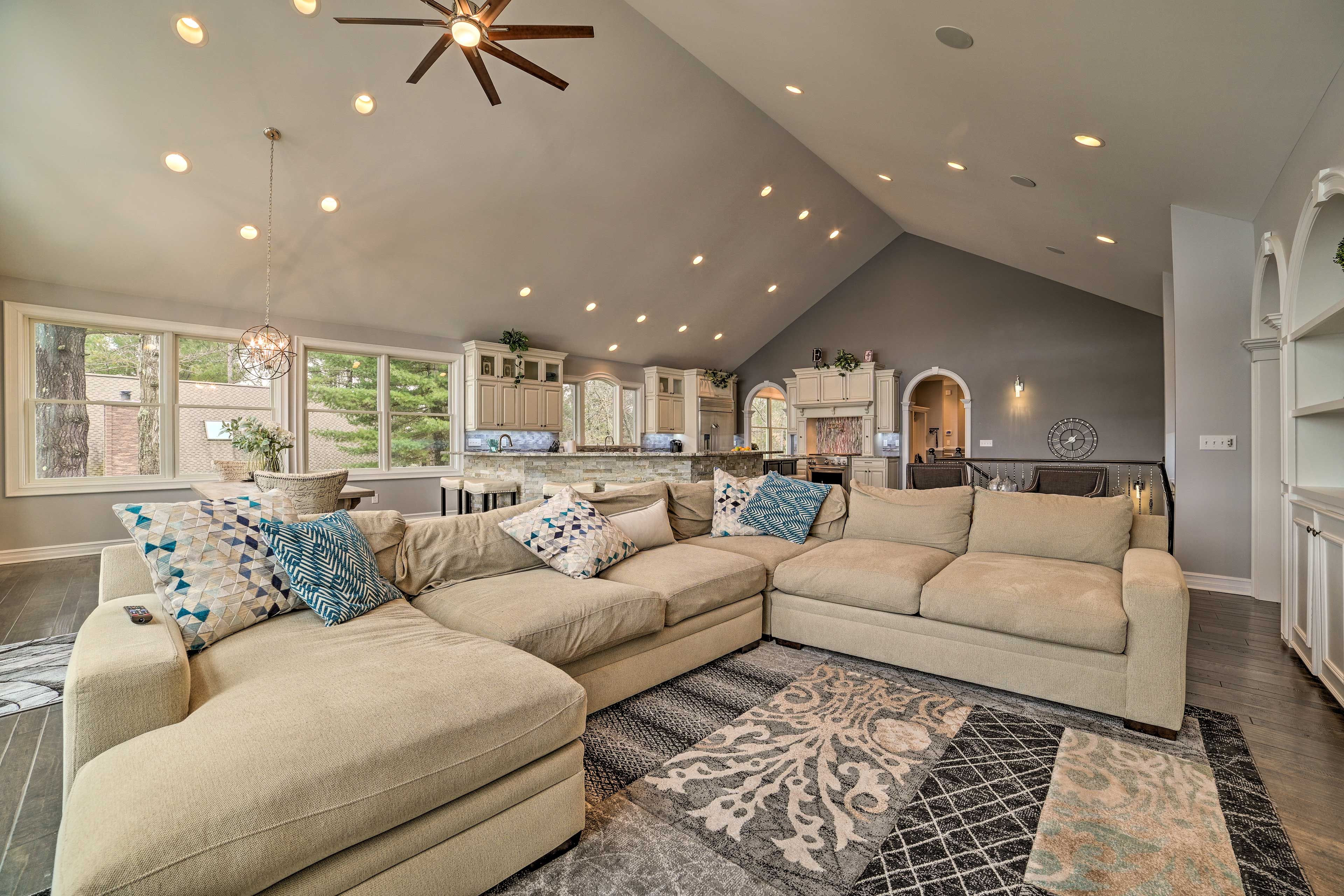 Living Room | Central A/C & Heating | Free WiFi