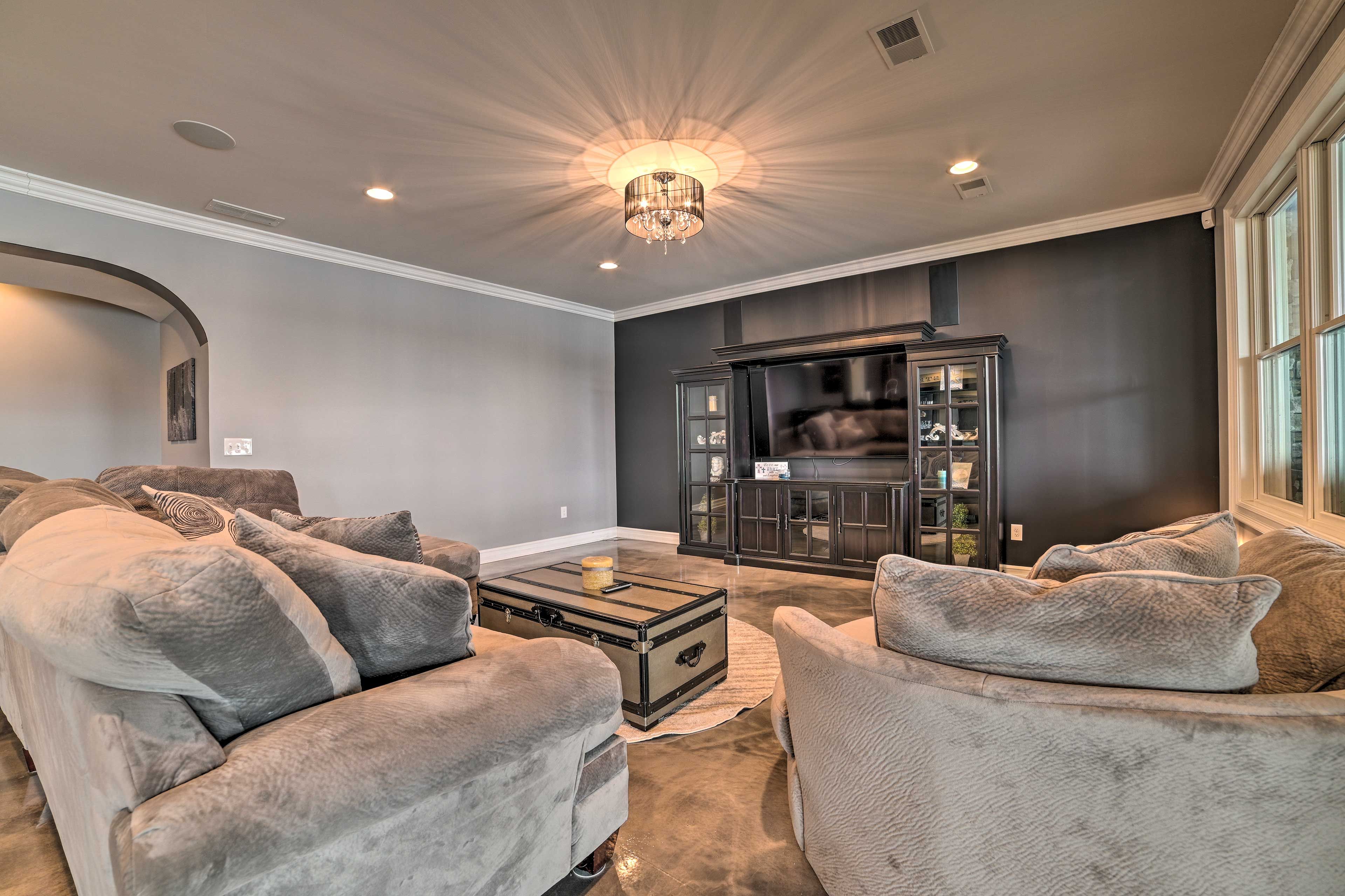 Living Room | Lower Level | Smart TV