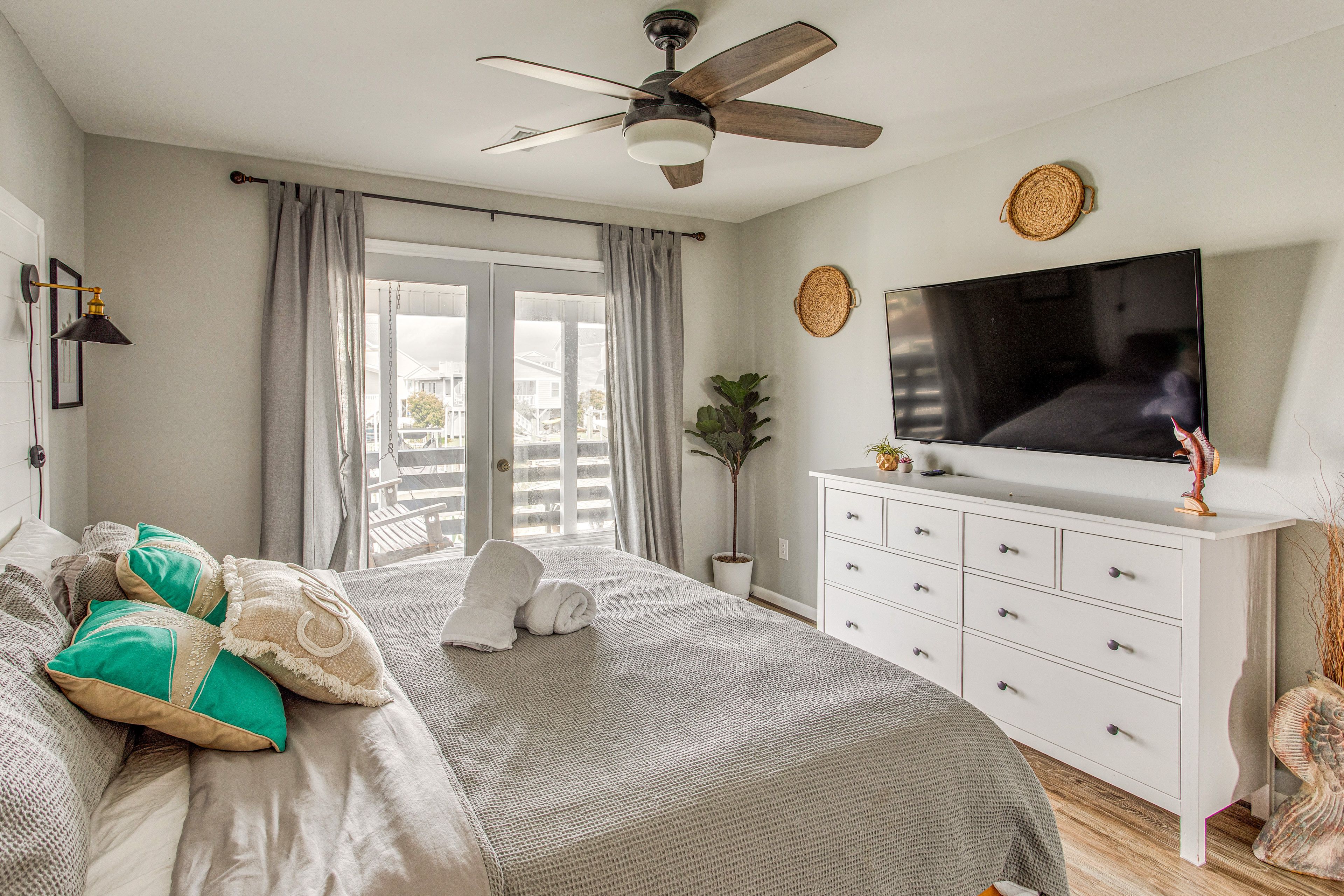 Bedroom 2 | 2nd Floor | King Bed | Smart TV | Deck Access