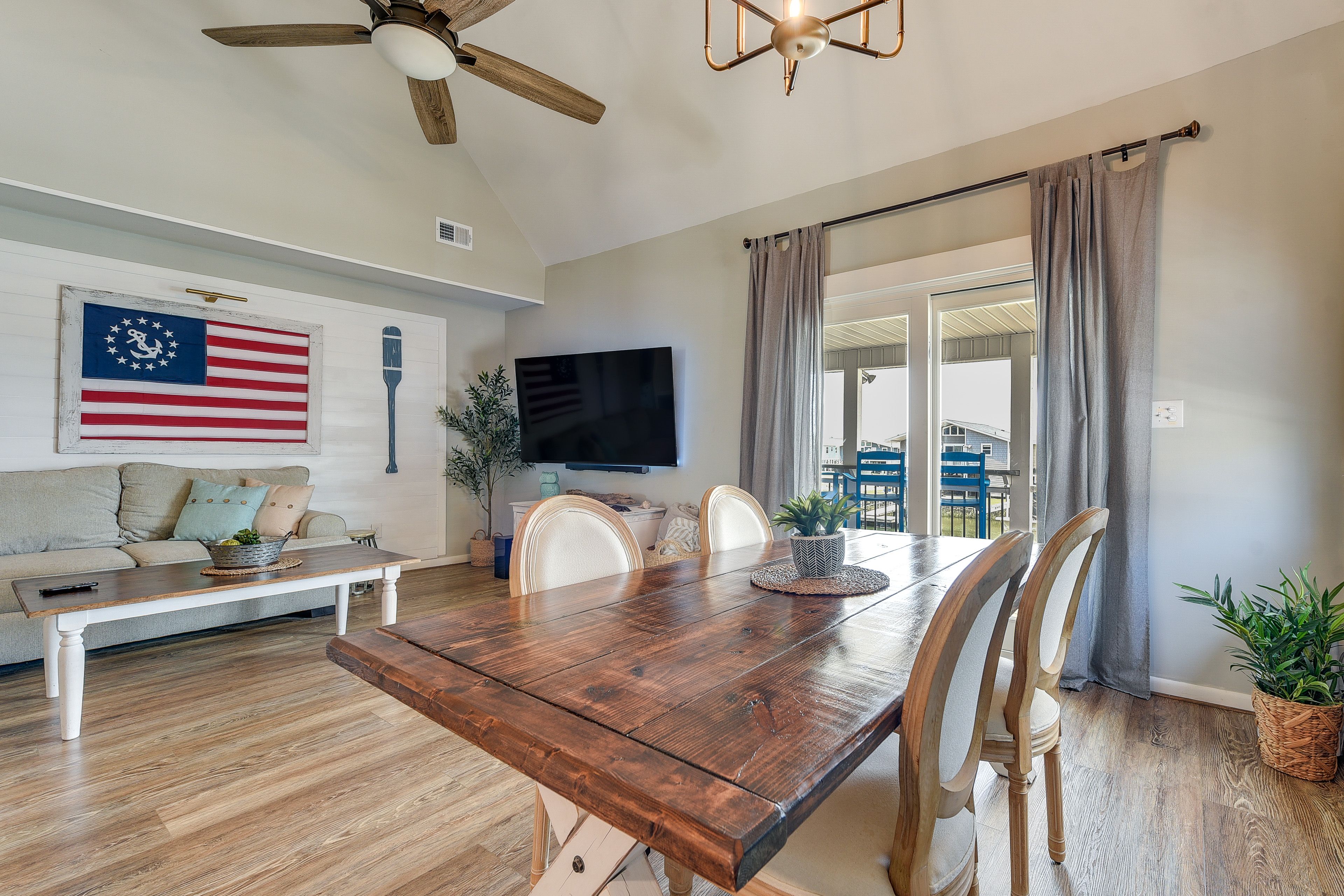 Dining Area | Dishes & Flatware Provided