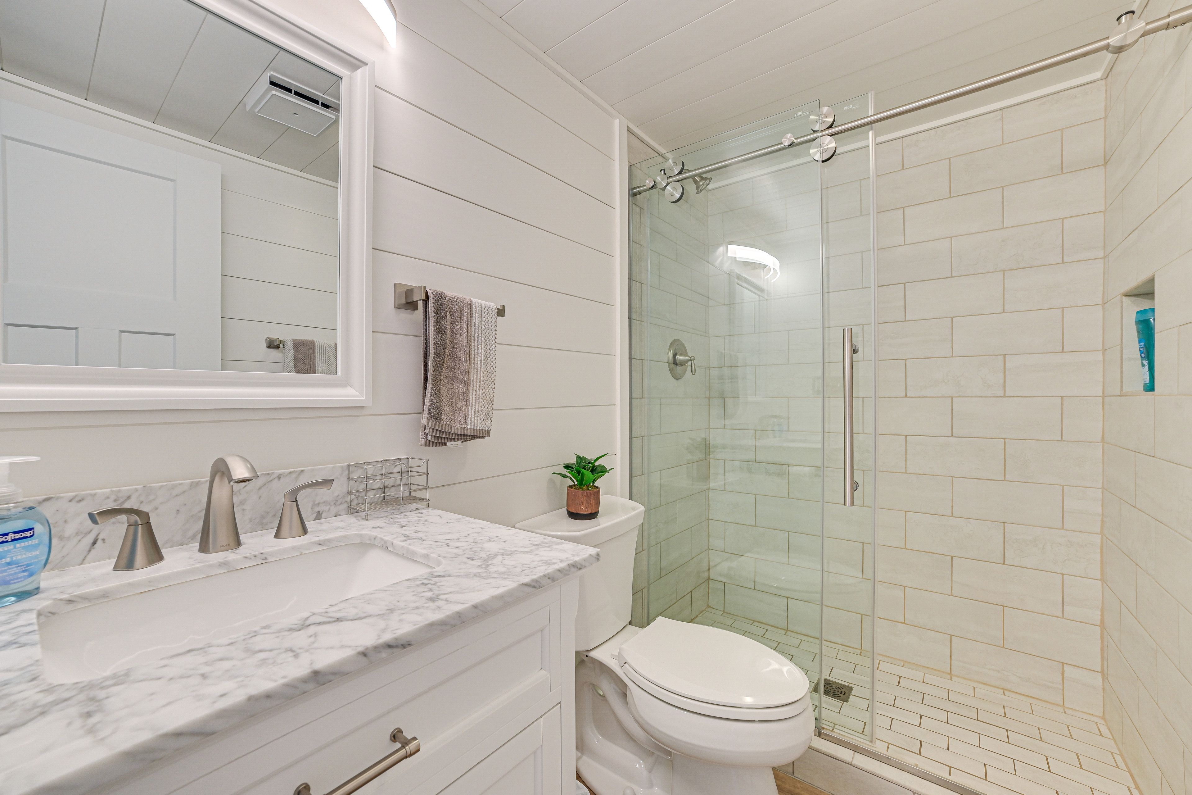 Full Bathroom | Towels Provided