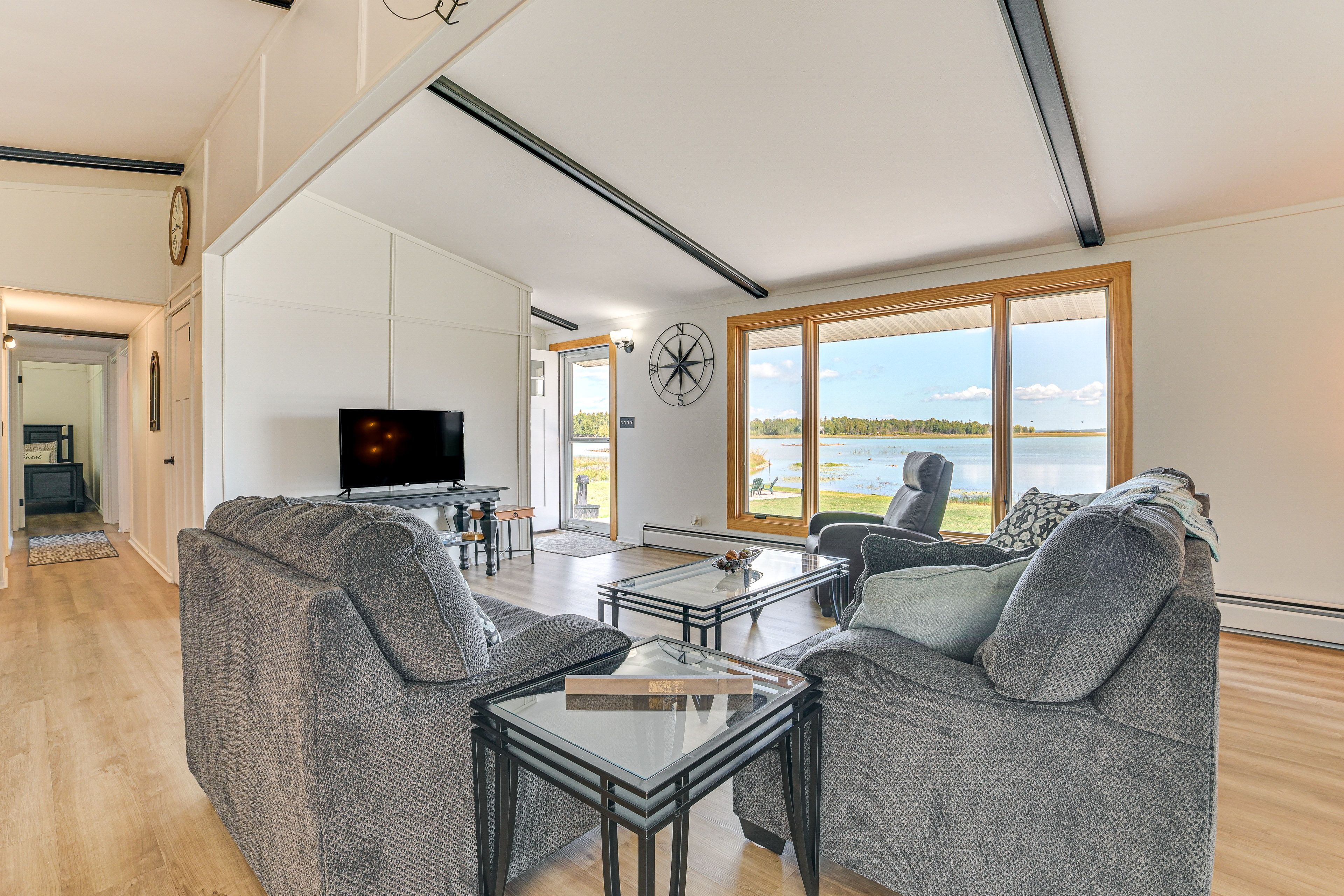 Living Room | Smart TV | Free WiFi | Single-Story Home