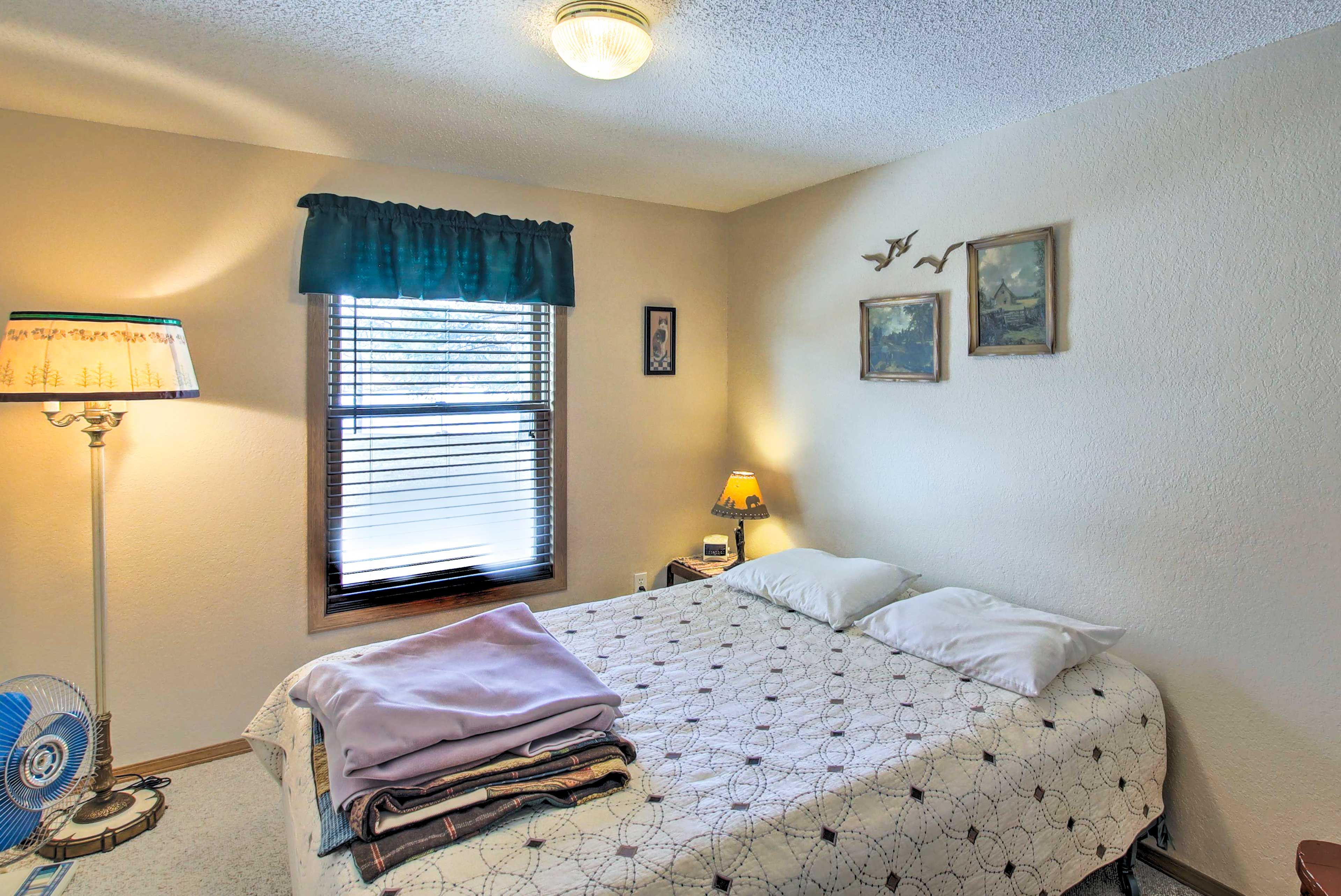 Bedroom 3 | Queen Bed