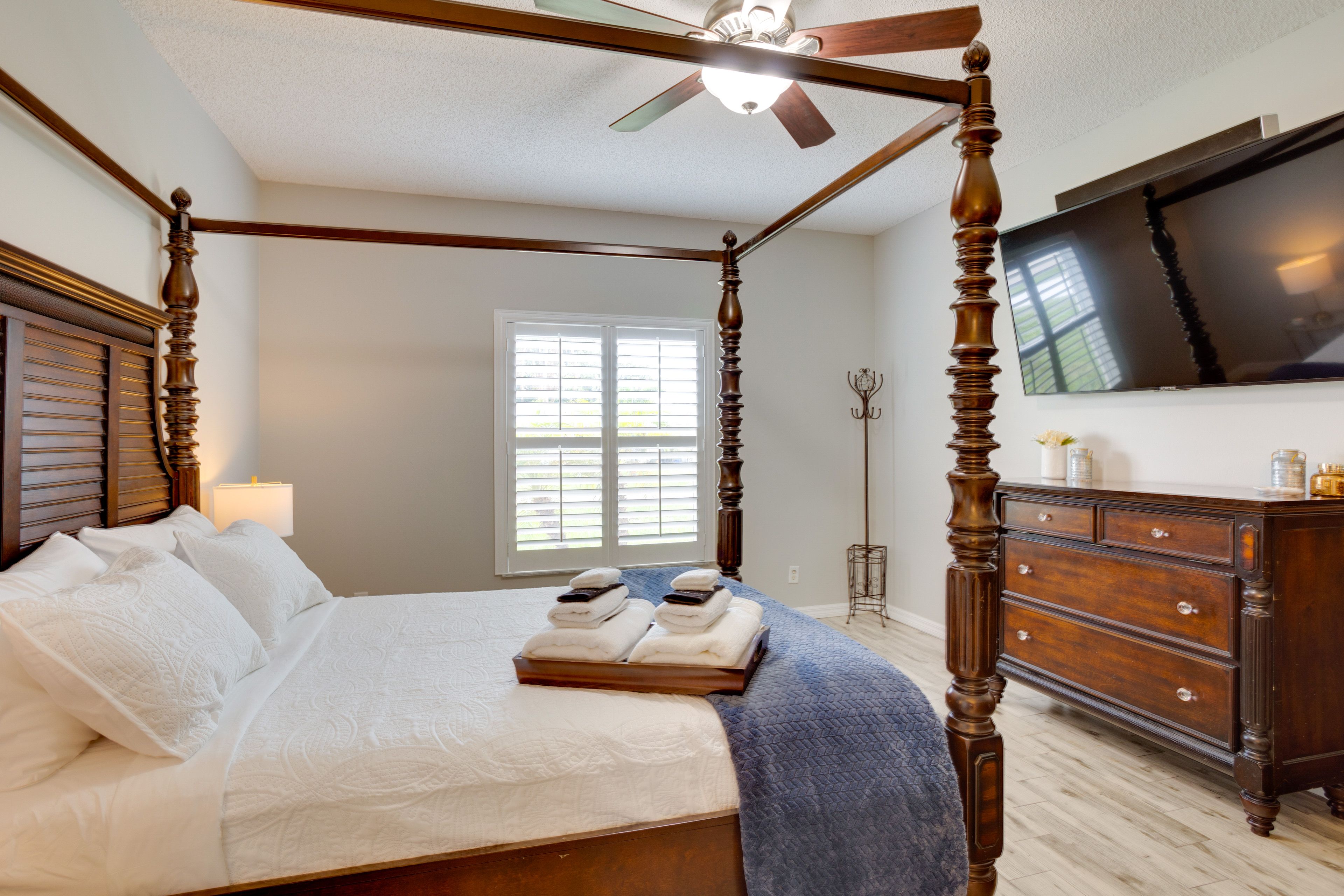 Bedroom 1 | Queen Bed
