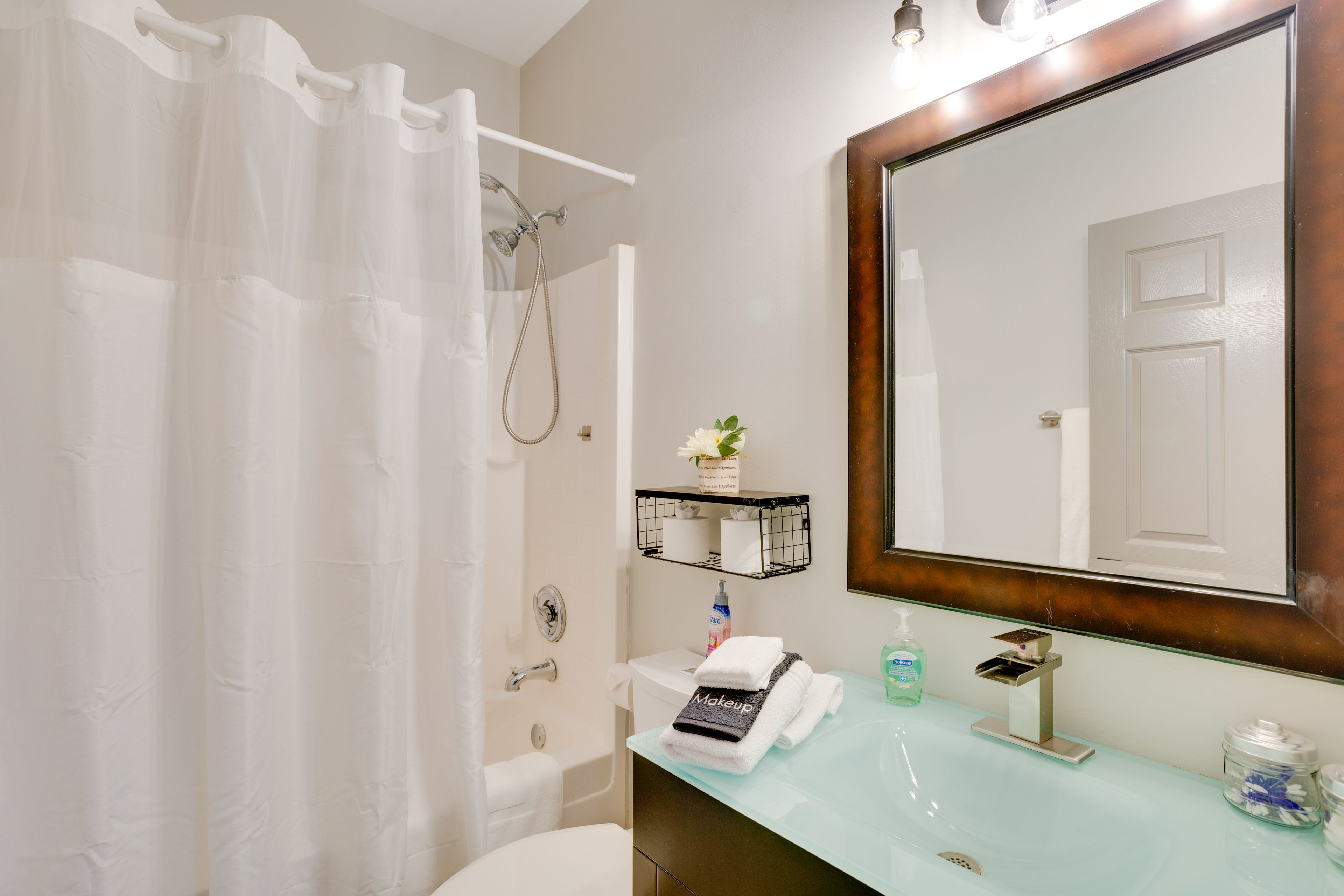 Full Bathroom | Complimentary Toiletries Provided