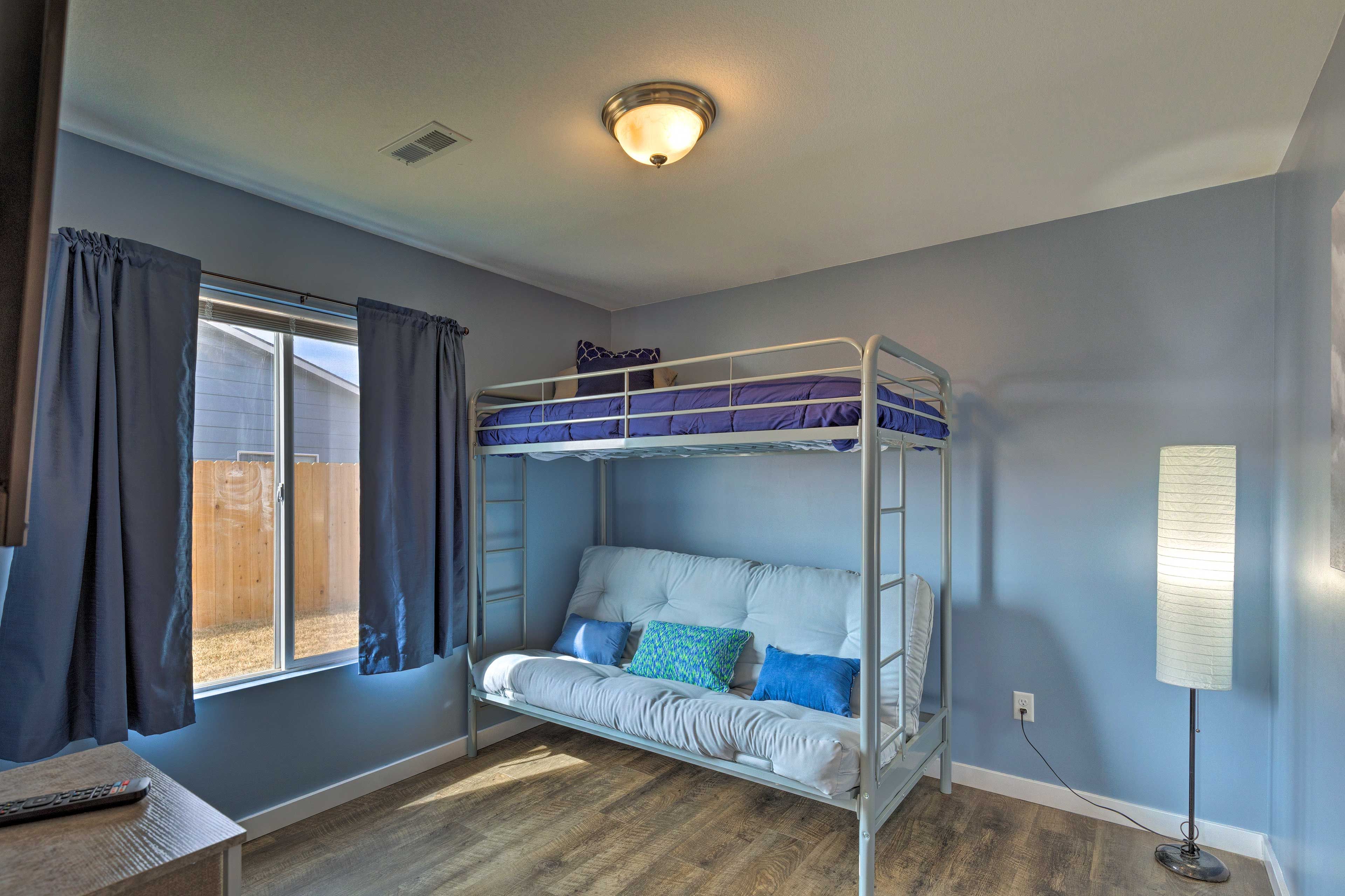 Bedroom 3 | Twin/Futon Bunk Bed