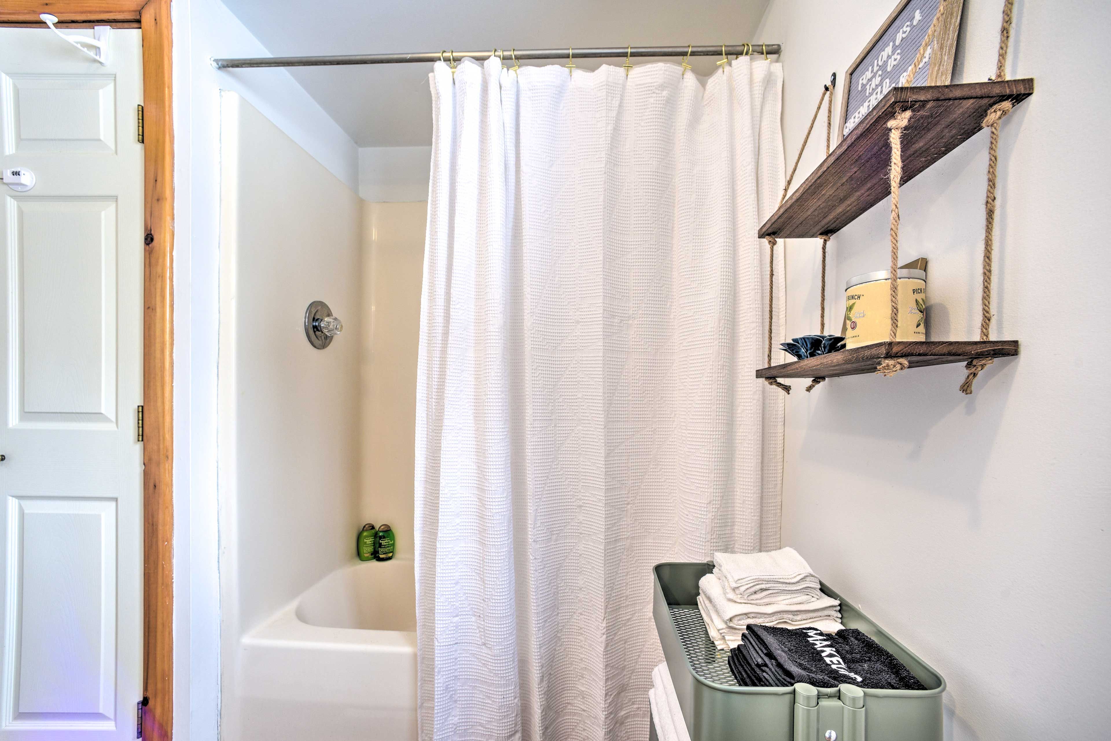Full Bathroom | Towels Provided