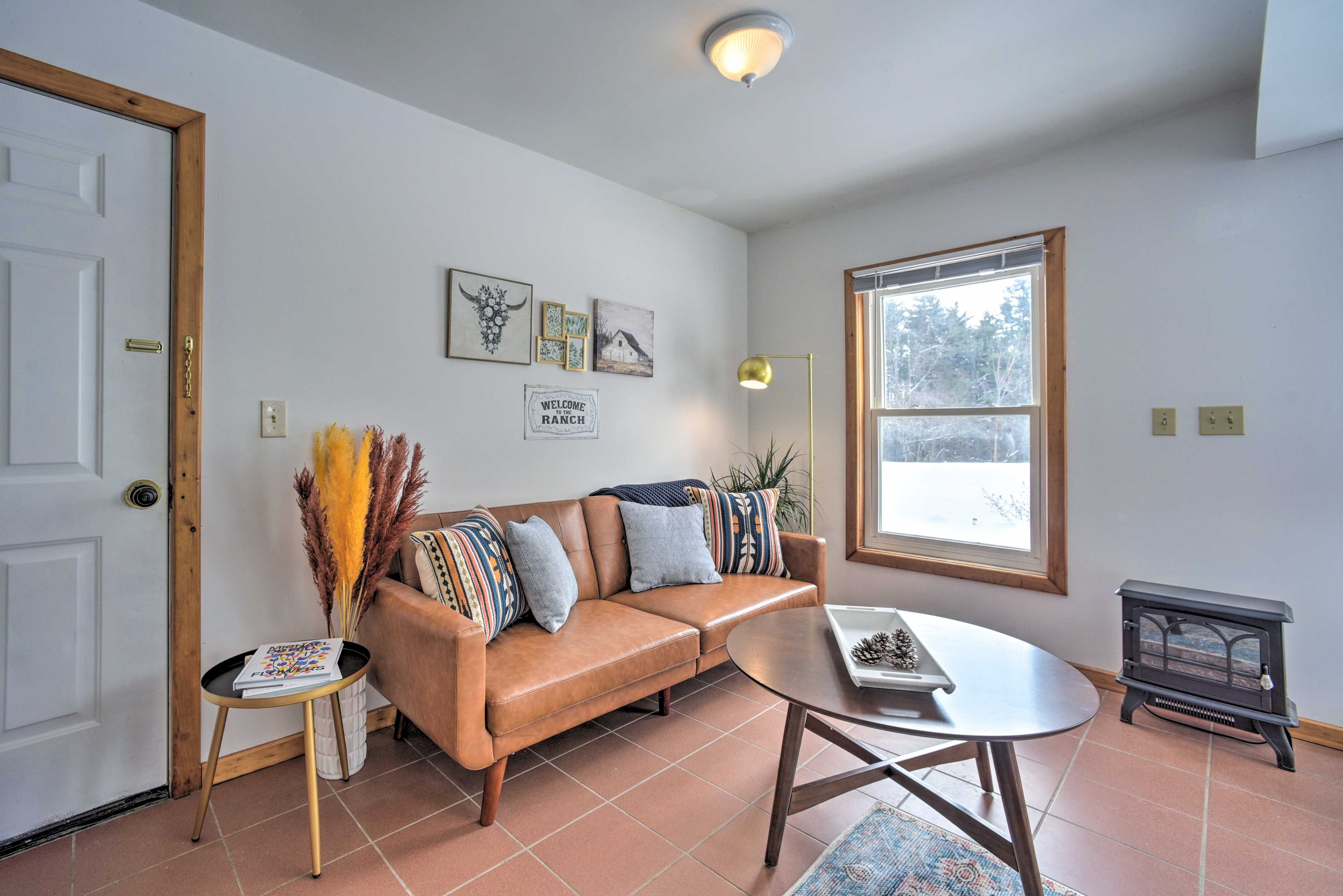 Studio | Seating Area | Futon